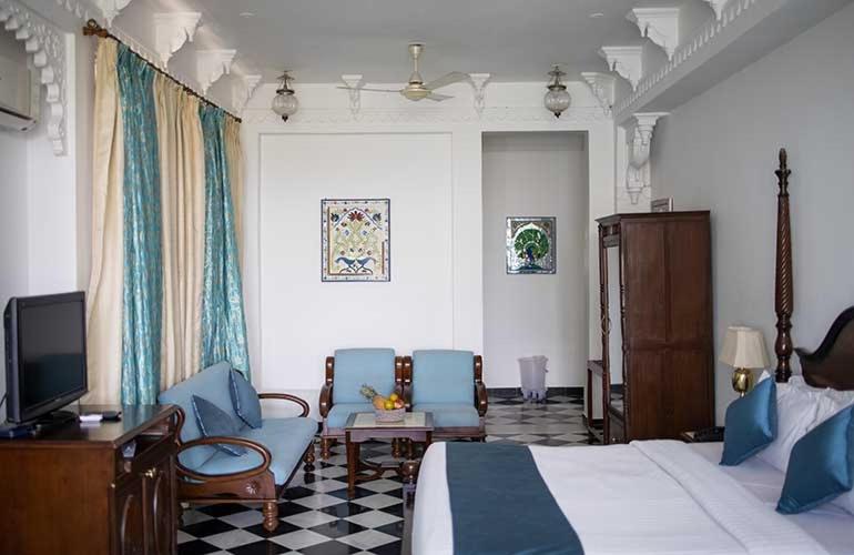 Serene Lake view Suite with balcony - Photo 6