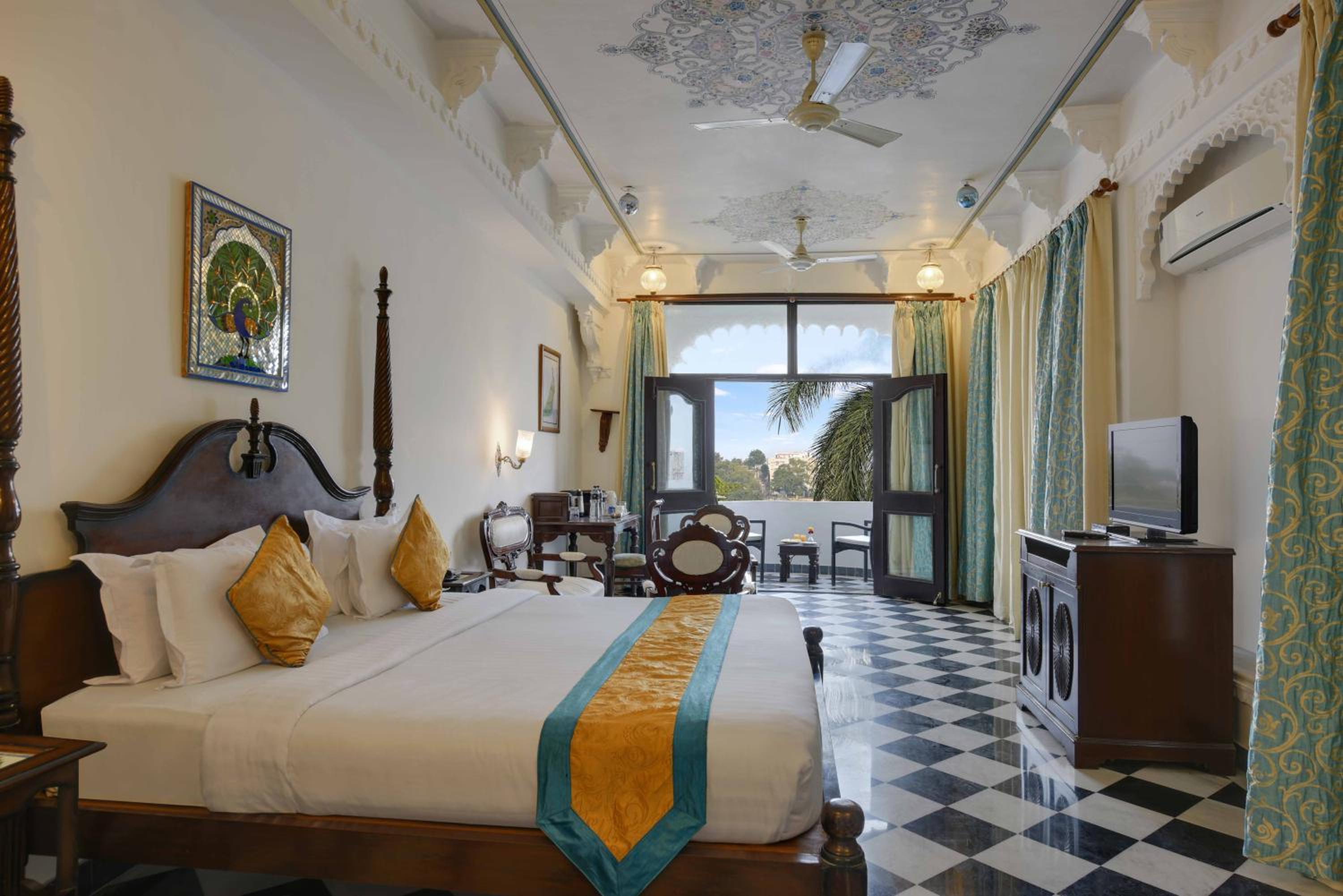 Serene Lake view Suite with balcony - Photo 4