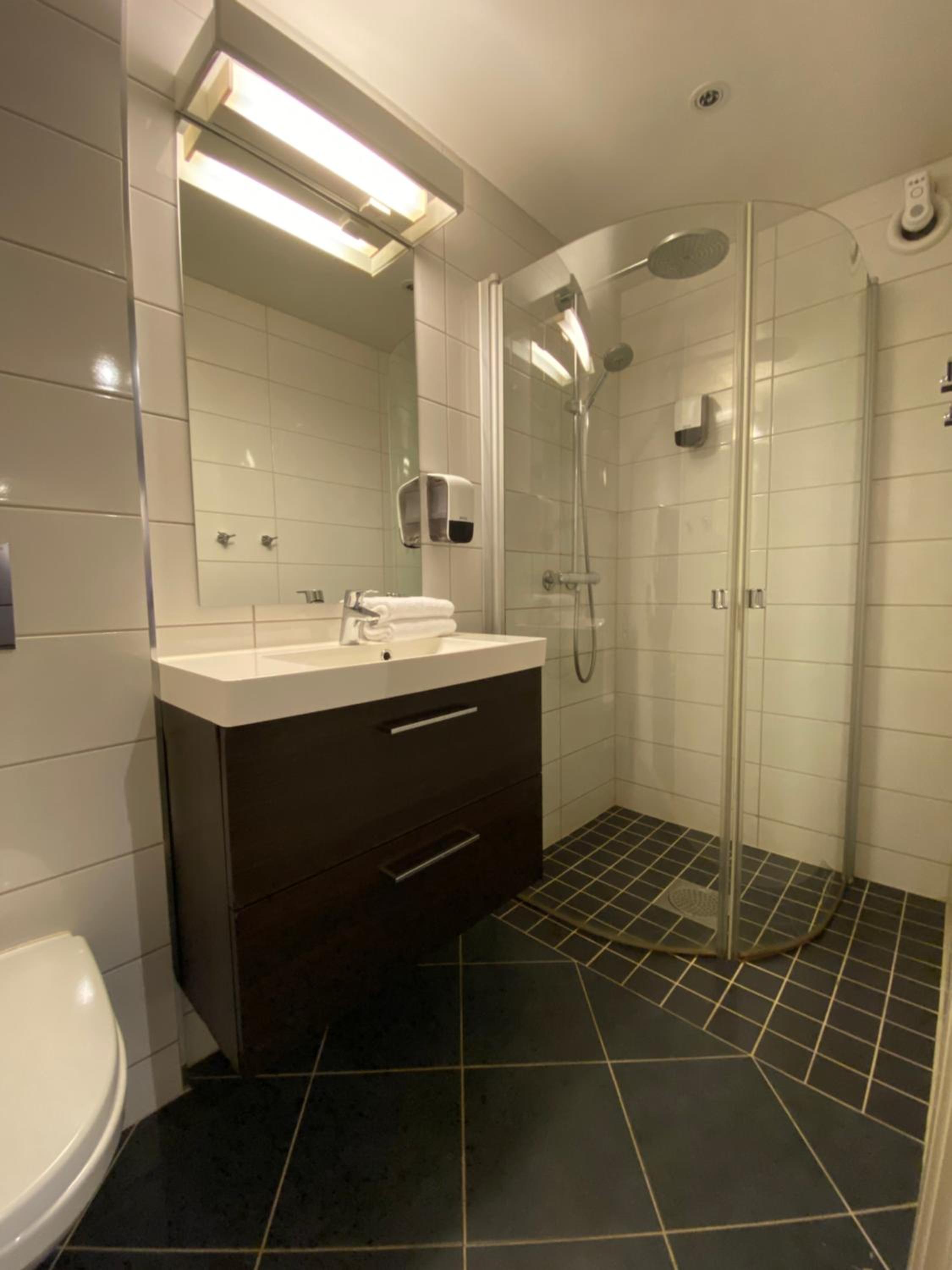 One-Bedroom Apartment - Photo 2