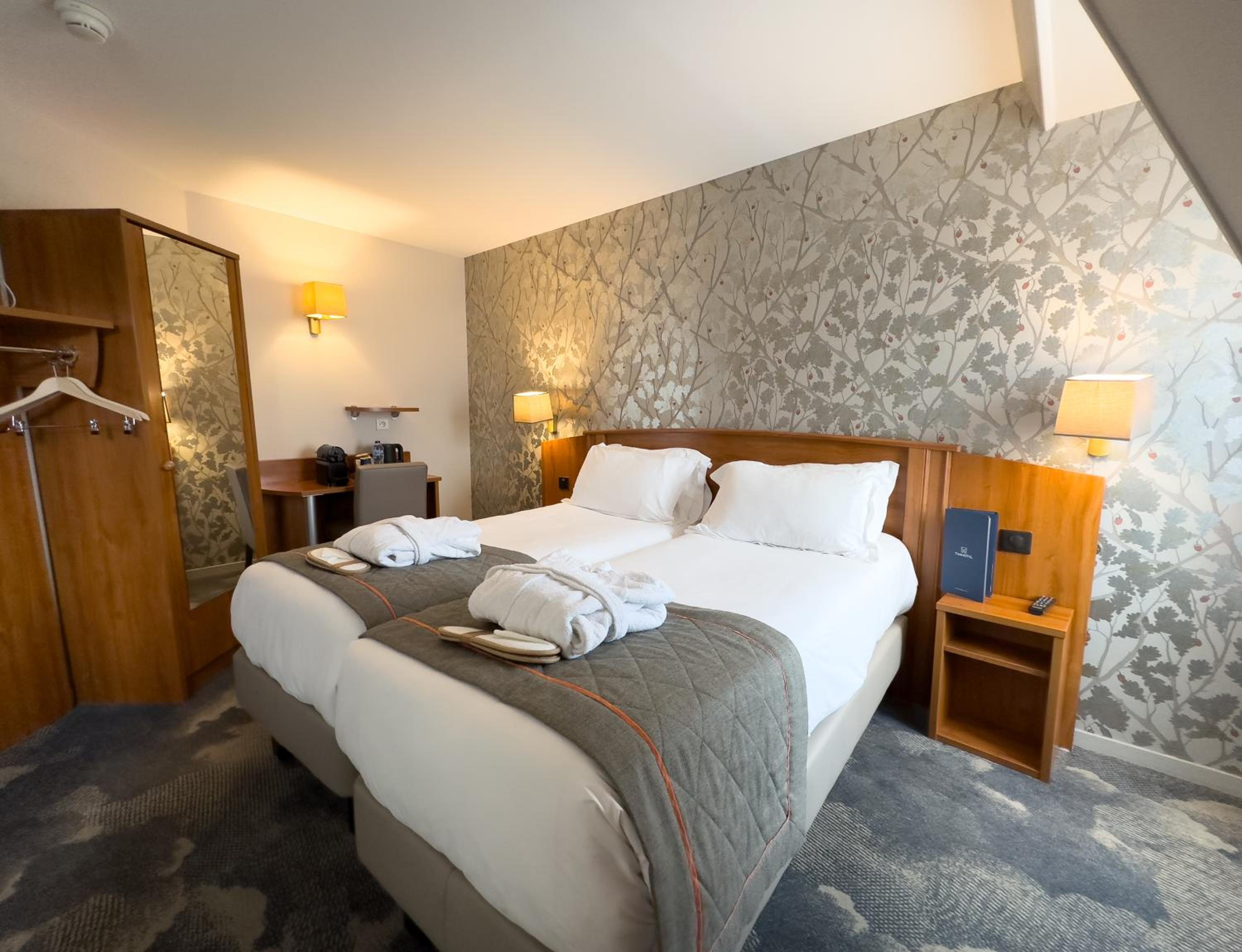 Superior Twin Room Paris view photo 2