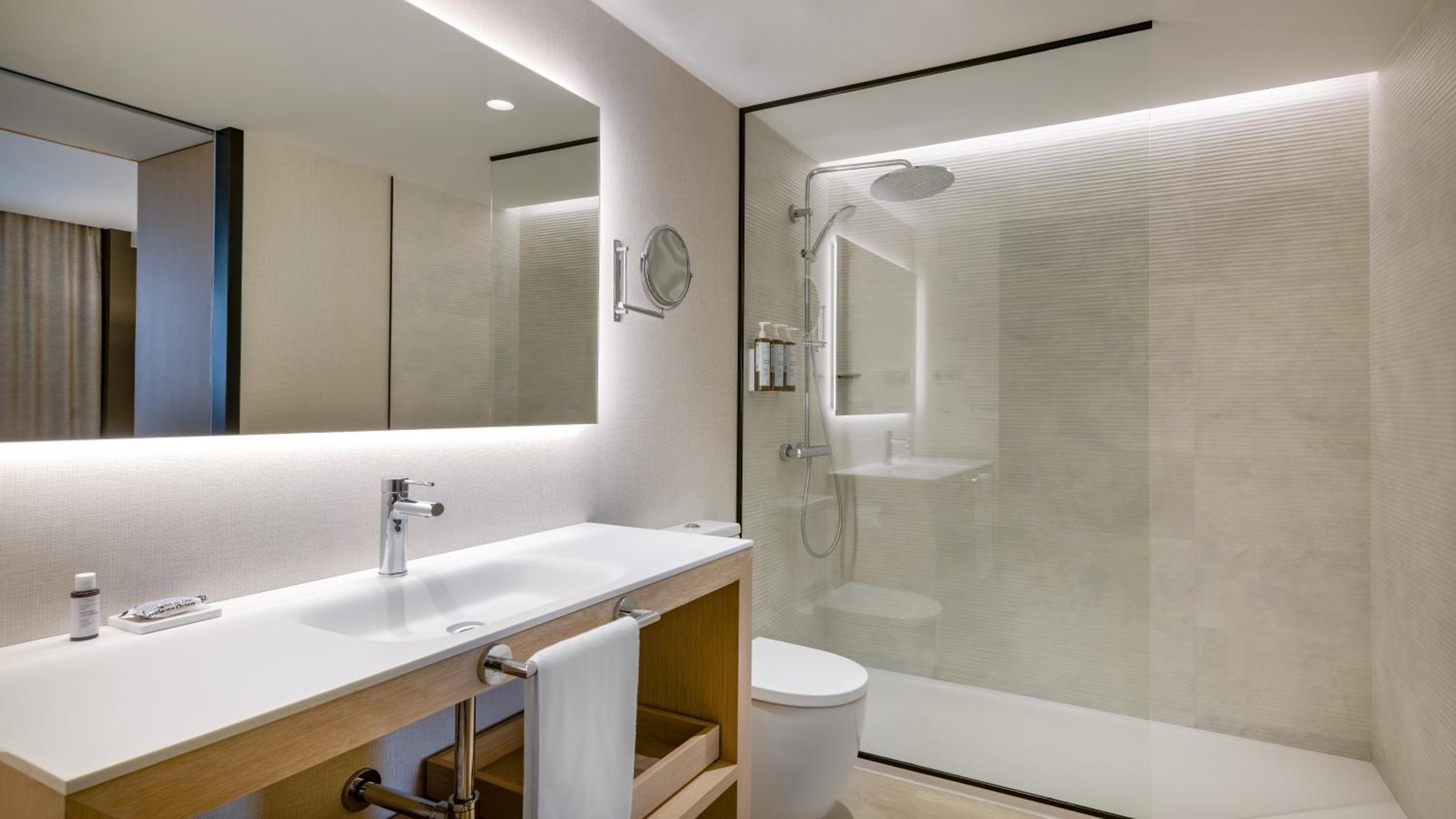 Premium Junior King Suite with Street View thumbnail 5