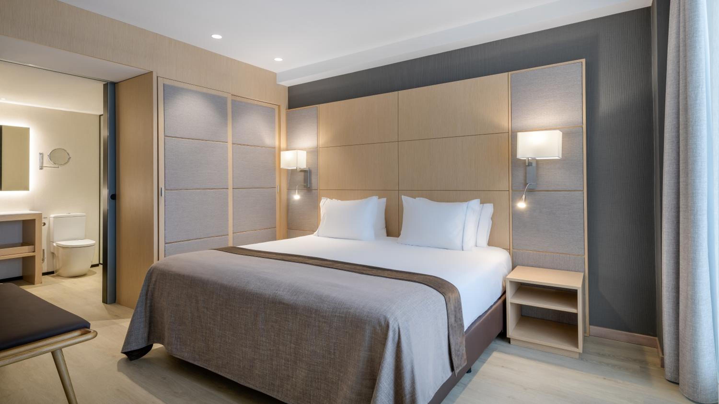 Premium Junior King Suite with Street View thumbnail 6
