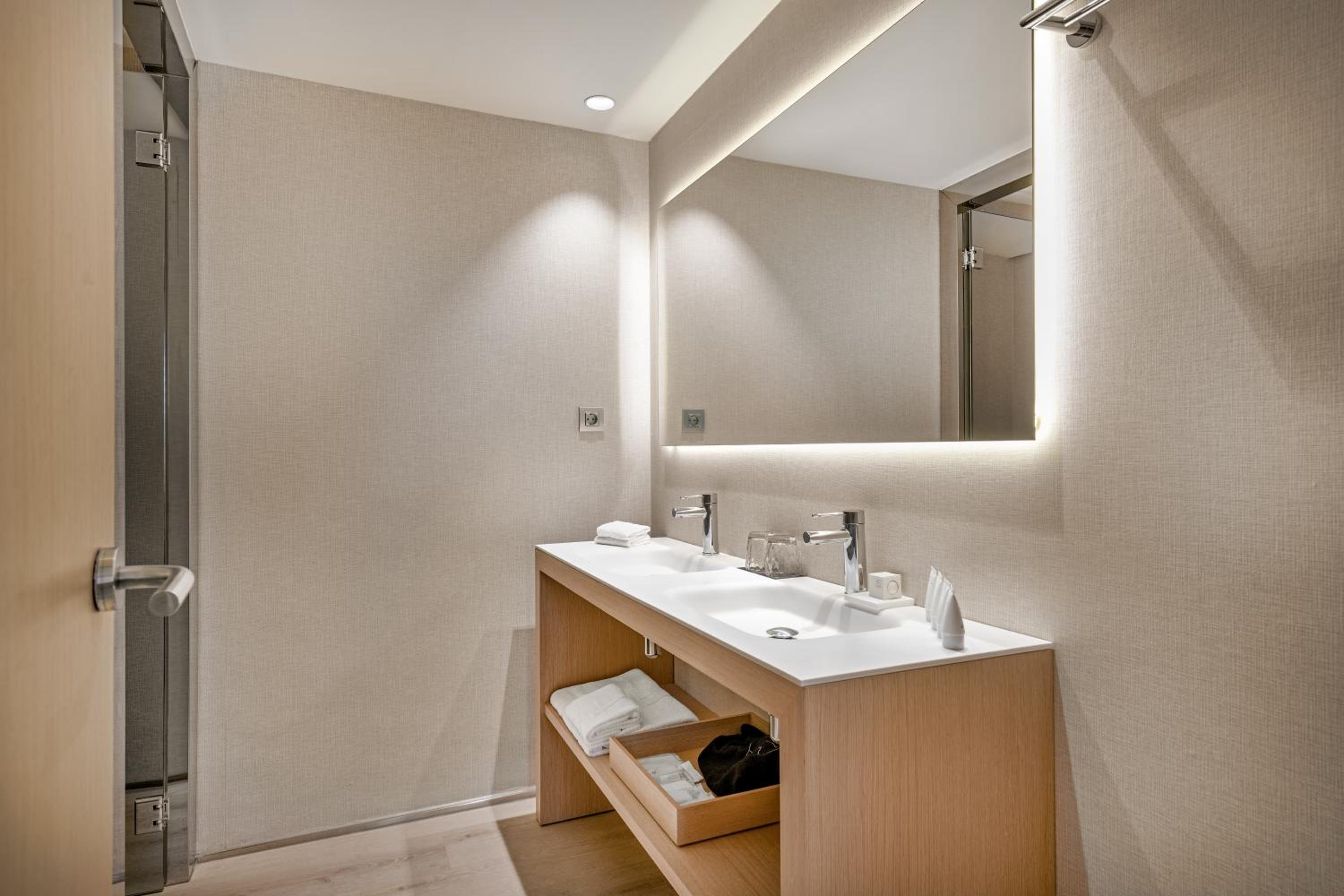 Premium Junior King Suite with Street View