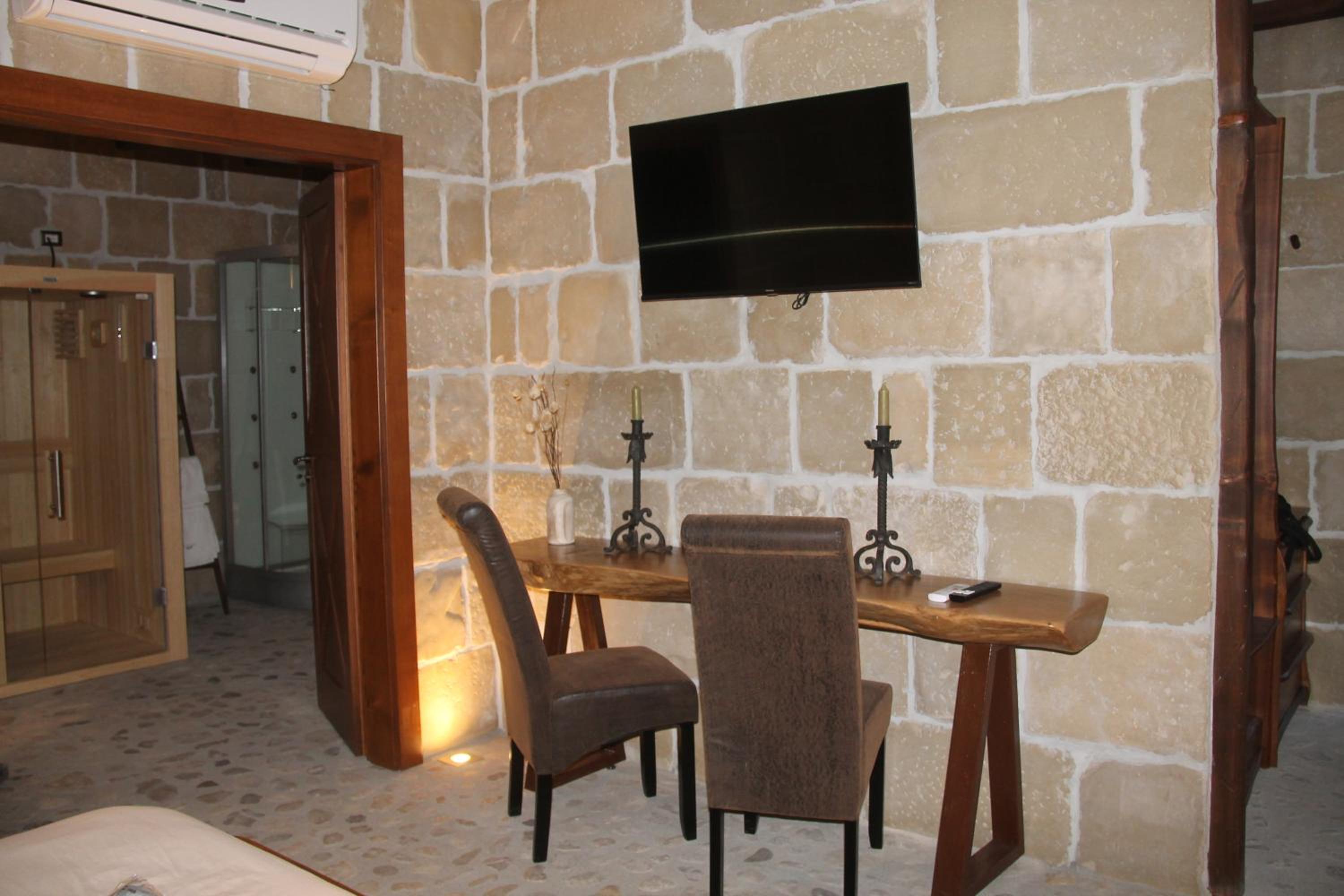 Suite with Hot Tub - Photo 4