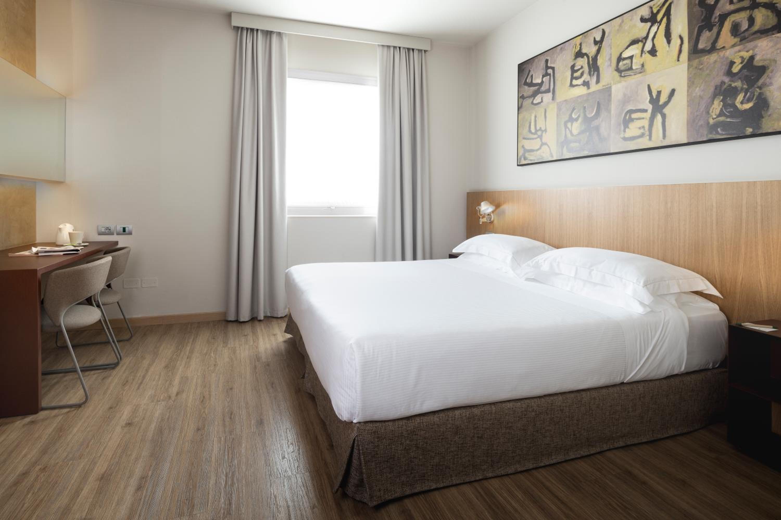 Superior King Room with Sofa Bed - Non-Smoking - Photo 1
