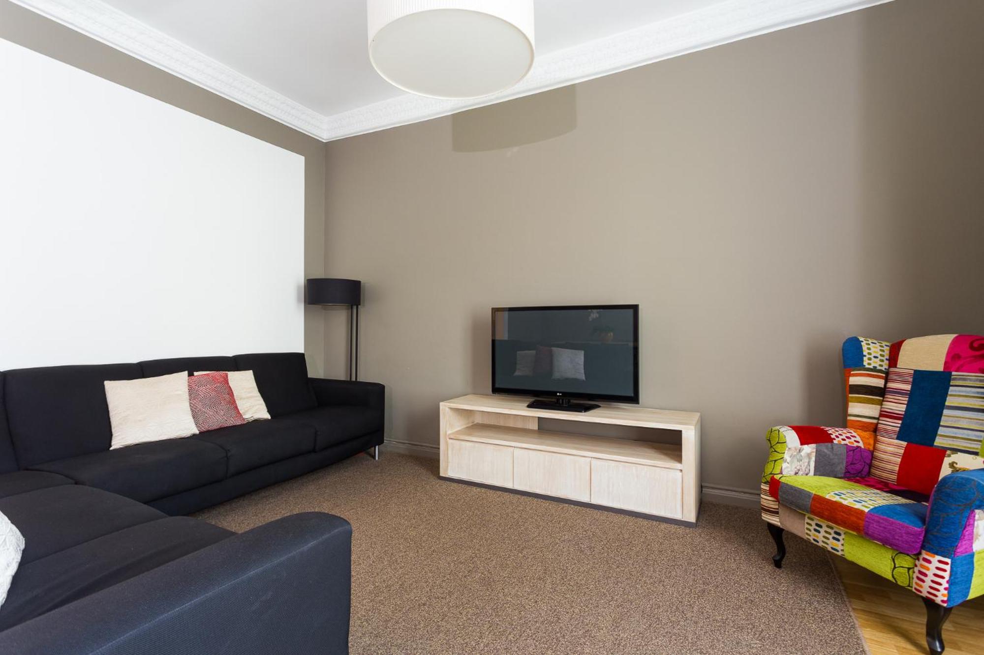 Three-Bedroom Apartment with Balcony photo 2