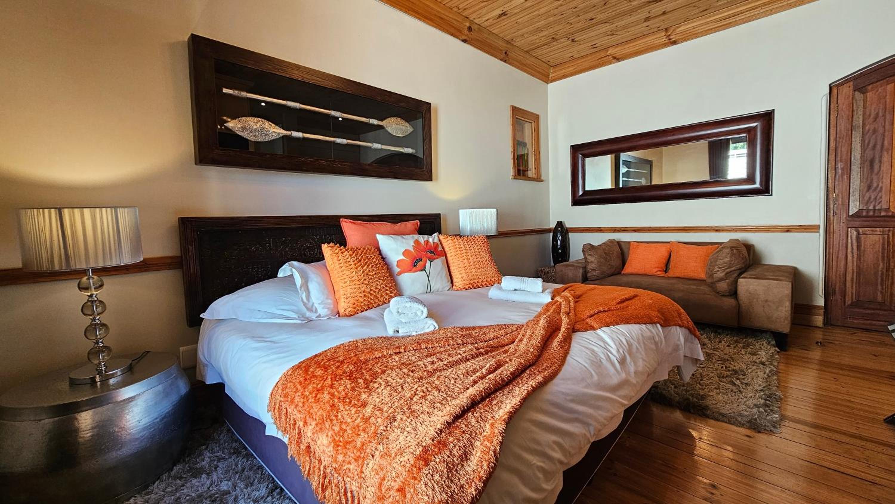 Deluxe King Room (Not Pet Friendly) - Photo 2