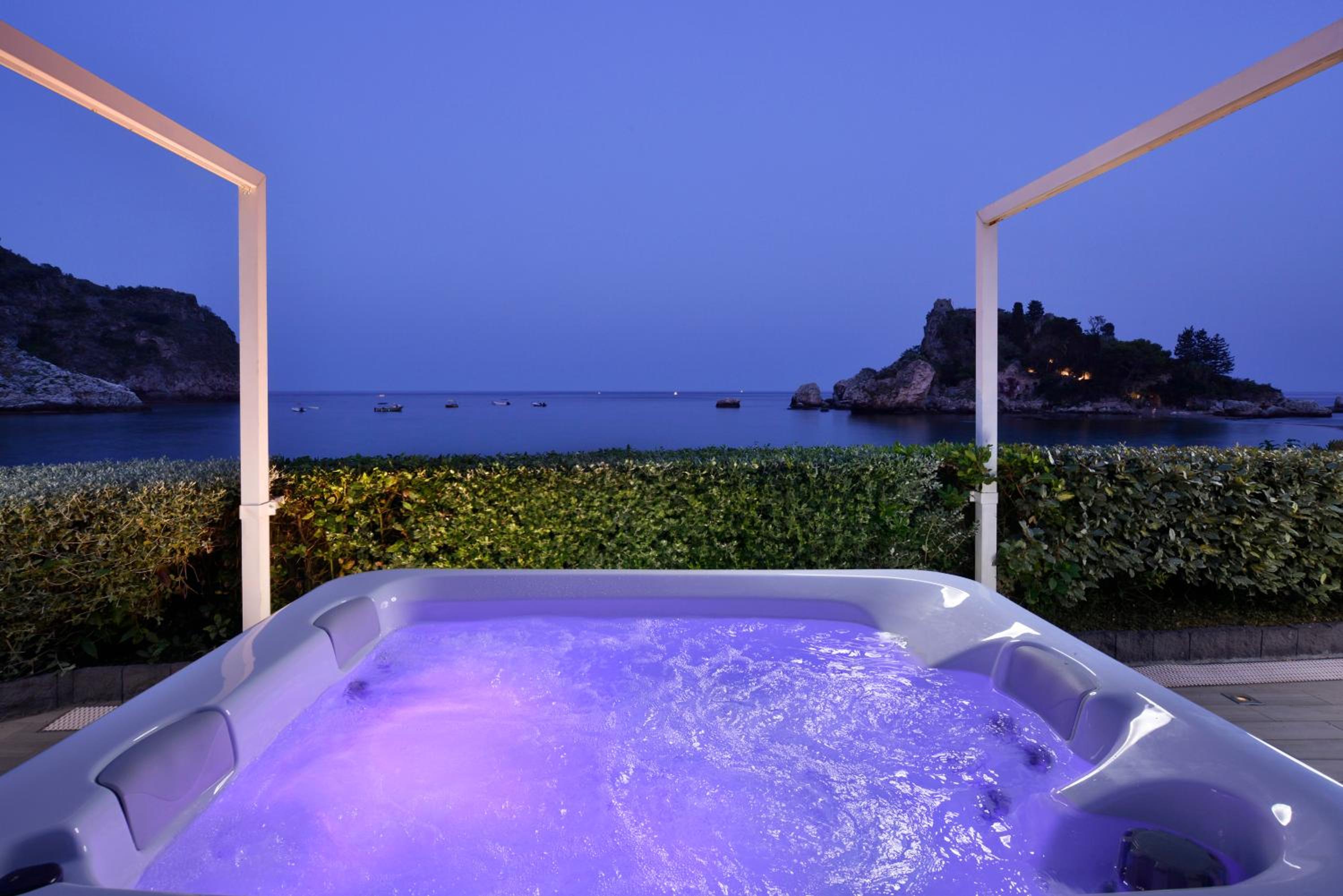 Suite with Hot Tub and Sea View photo 3