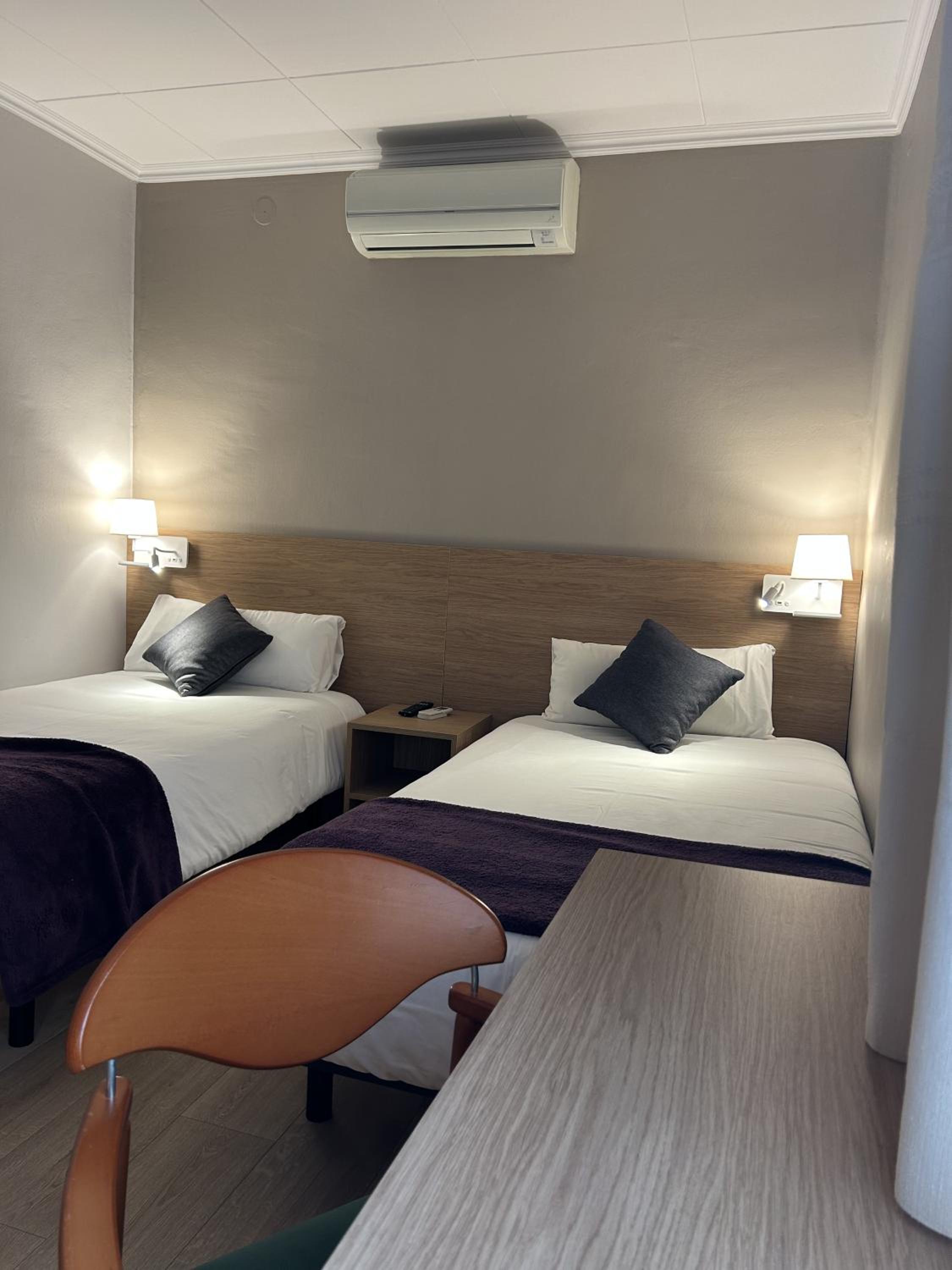 Quadruple Room with Private Bathroom photo 2