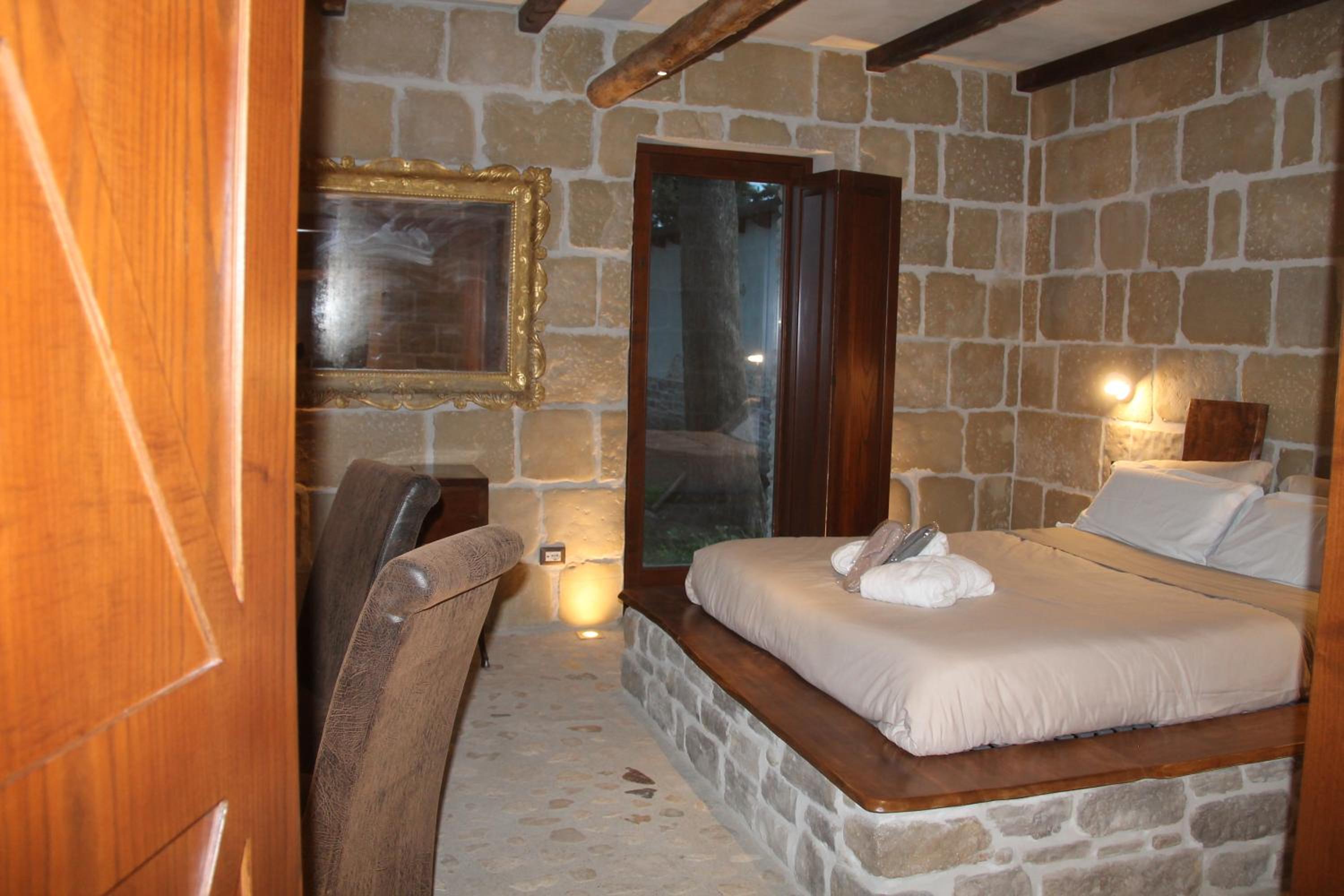 Suite with Hot Tub - Photo 5