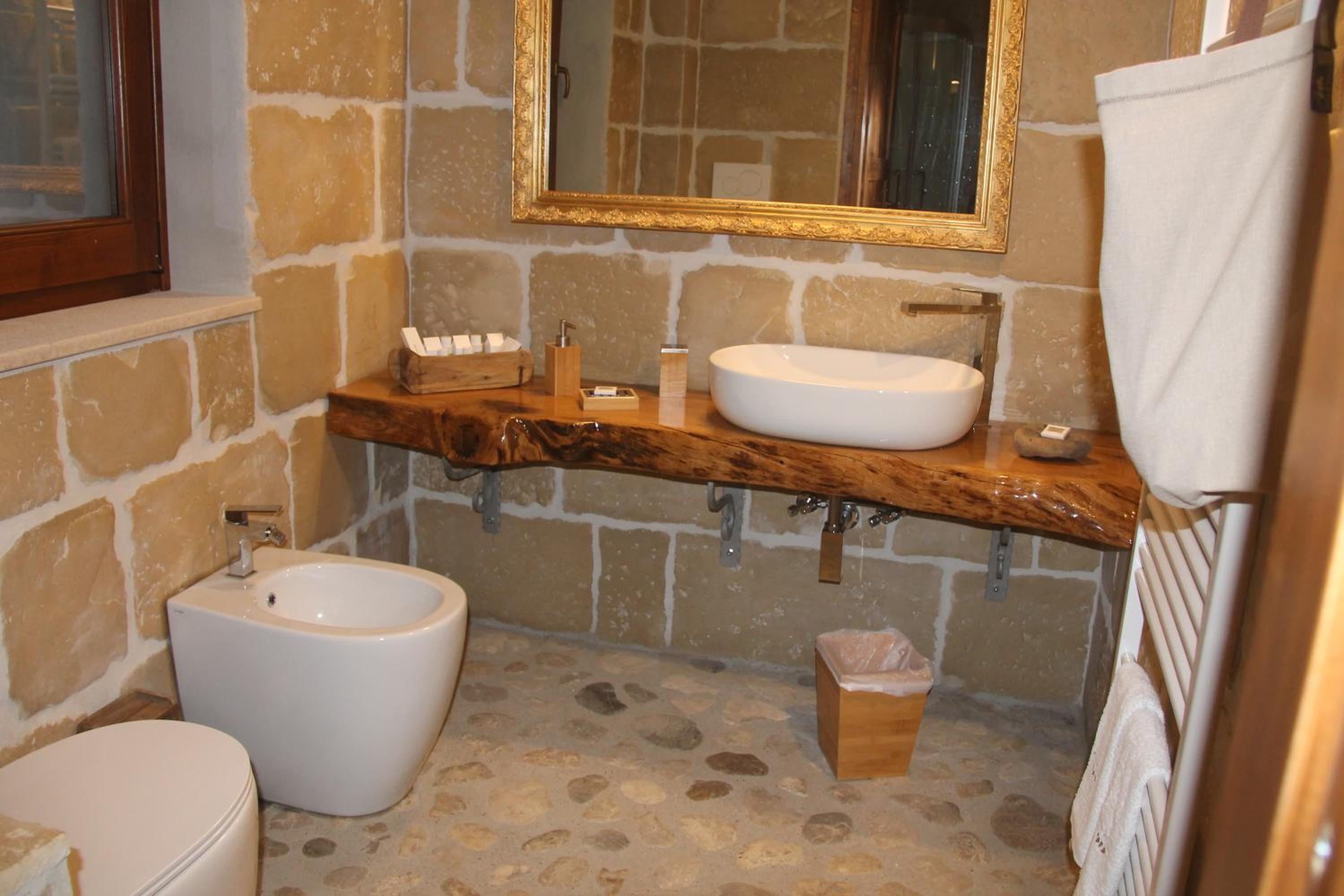 Suite with Hot Tub - Photo 8