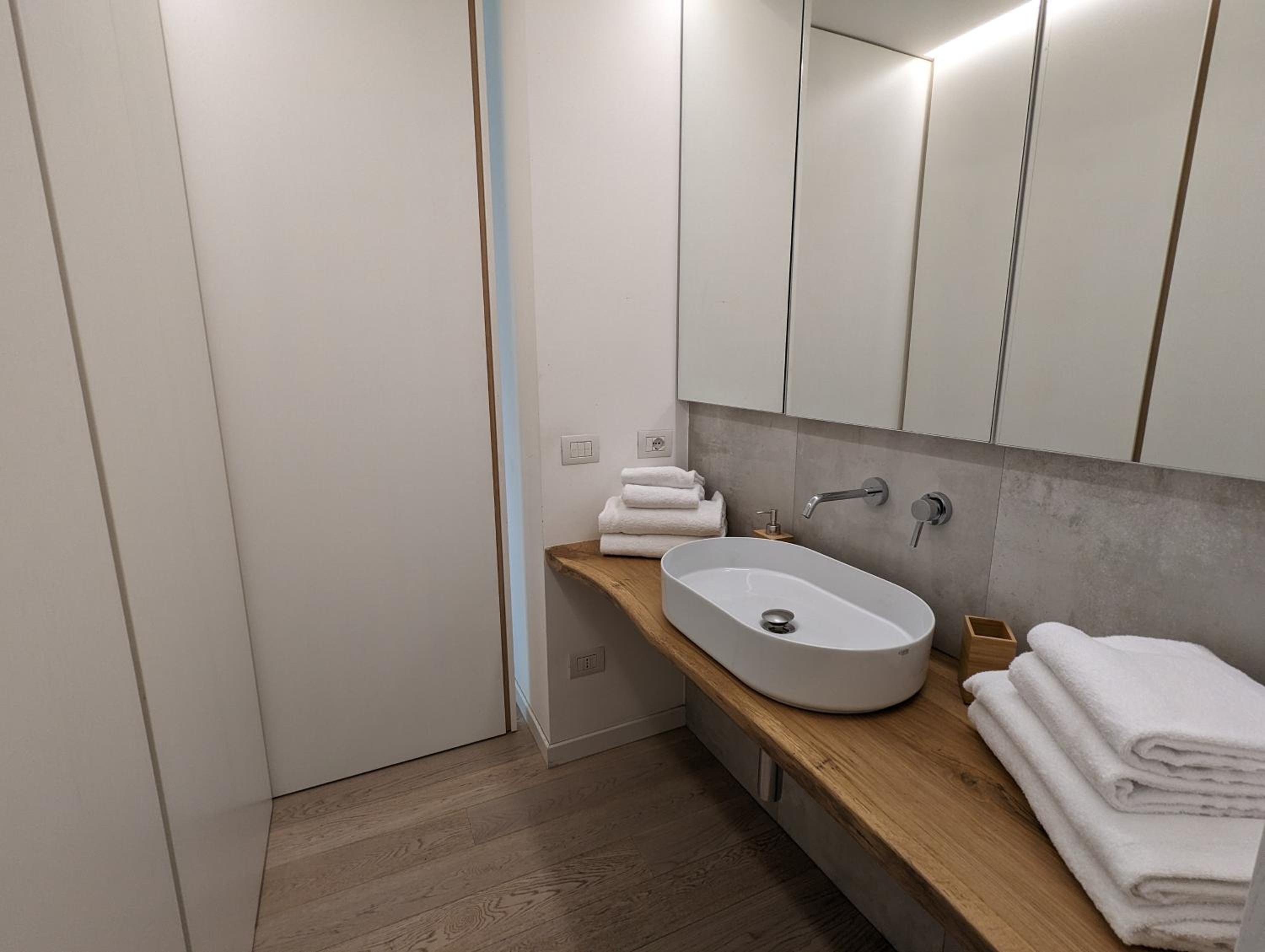 Two-Bedroom Deluxe Apartment with Balcony photo 3