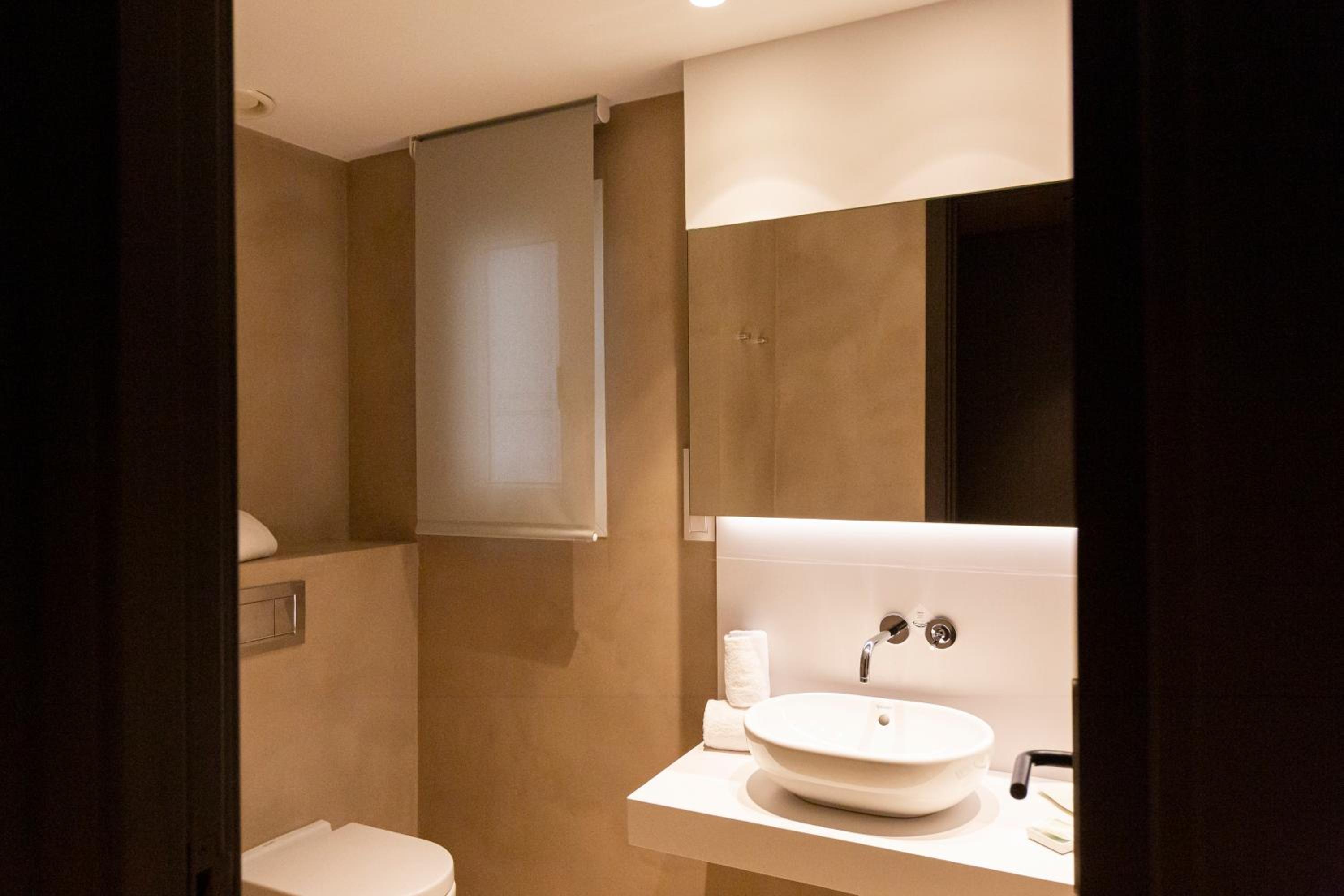 Twin Room thumbnail 5