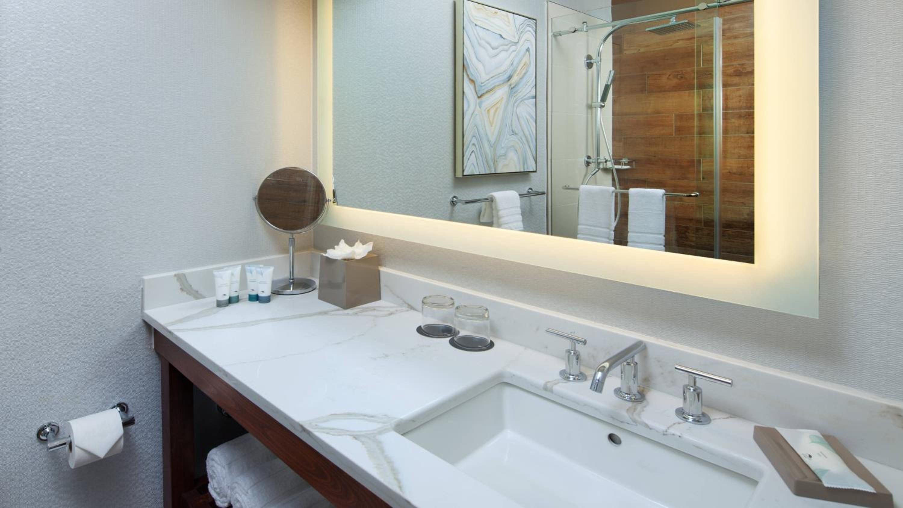 Junior Suite, 1 King - Photo 4