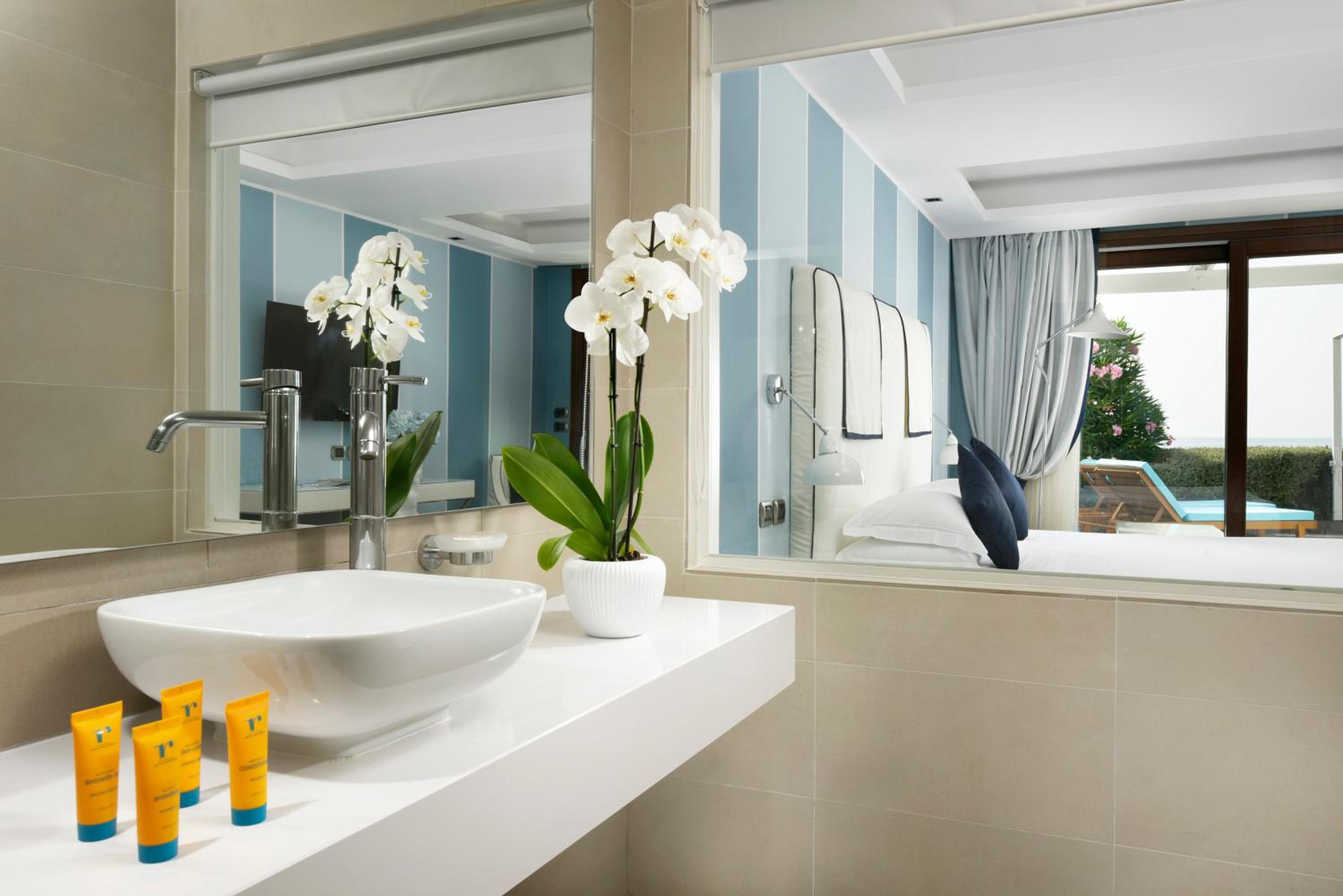 Deluxe Double Room with Sea View - Photo 3