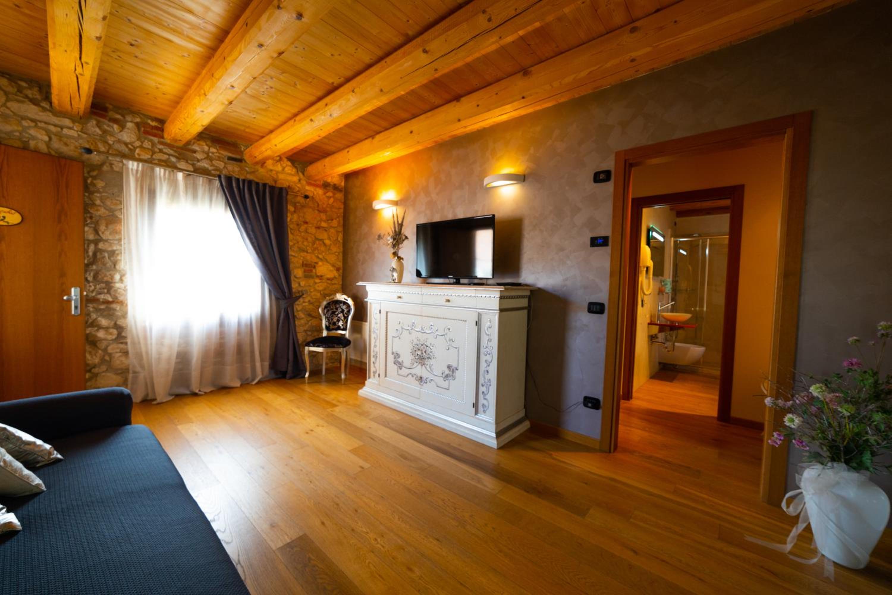 Large Double Room photo 1