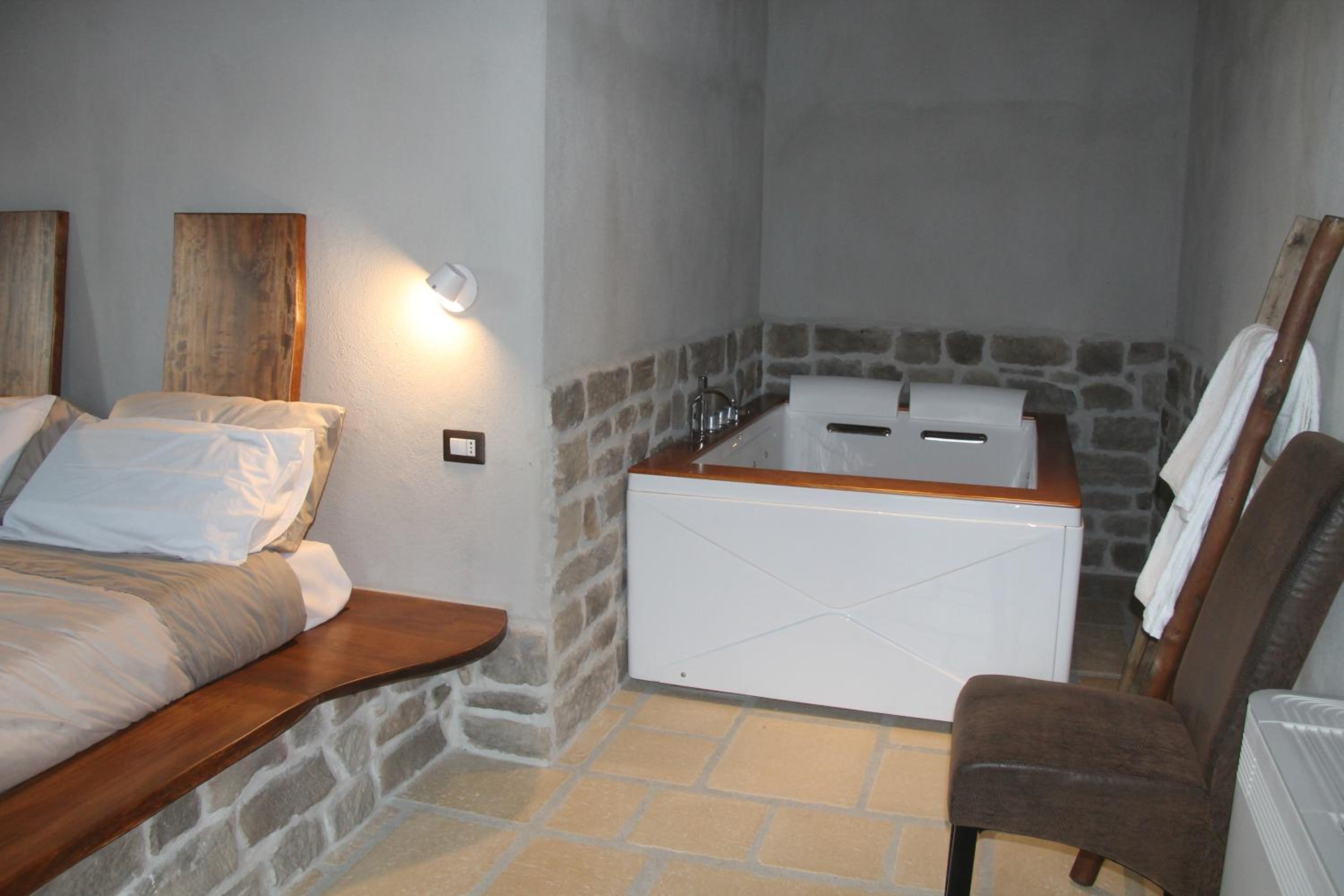 King Room with Spa Bath - Photo 1