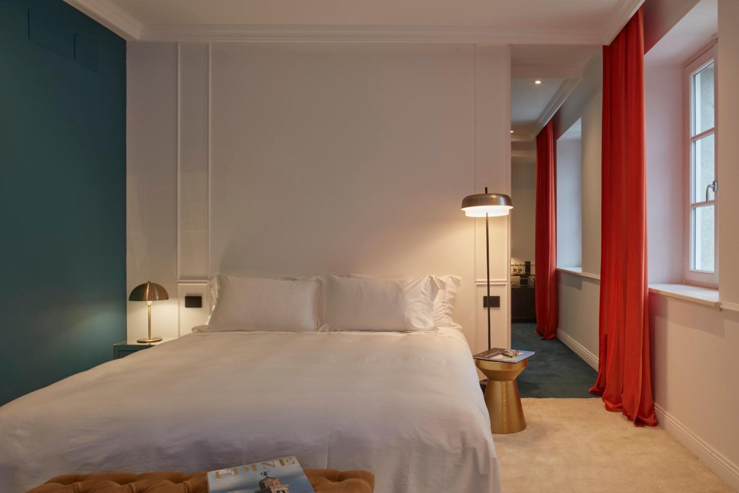 Deluxe King Suite - Photo 18