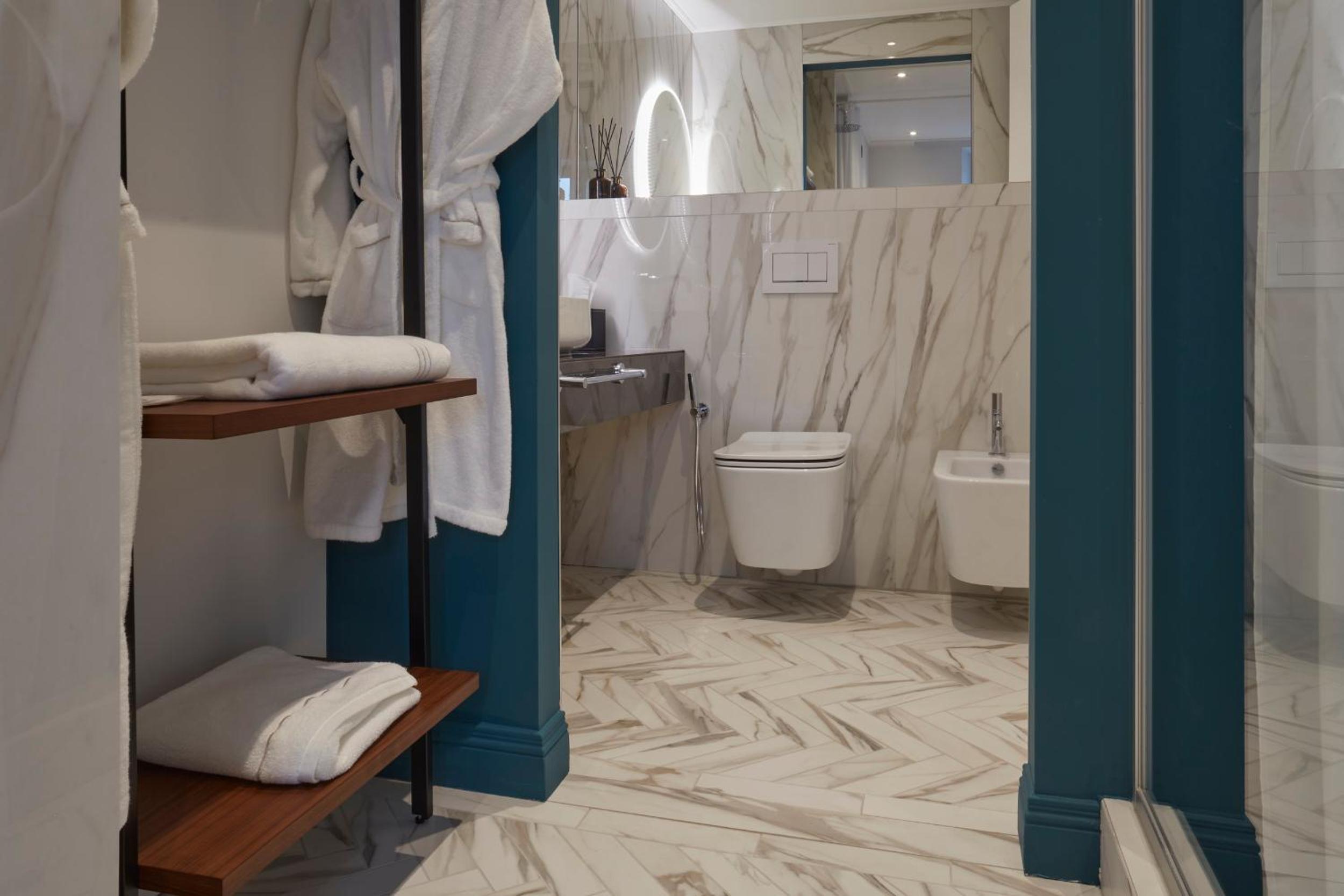 Deluxe King Suite - Photo 11