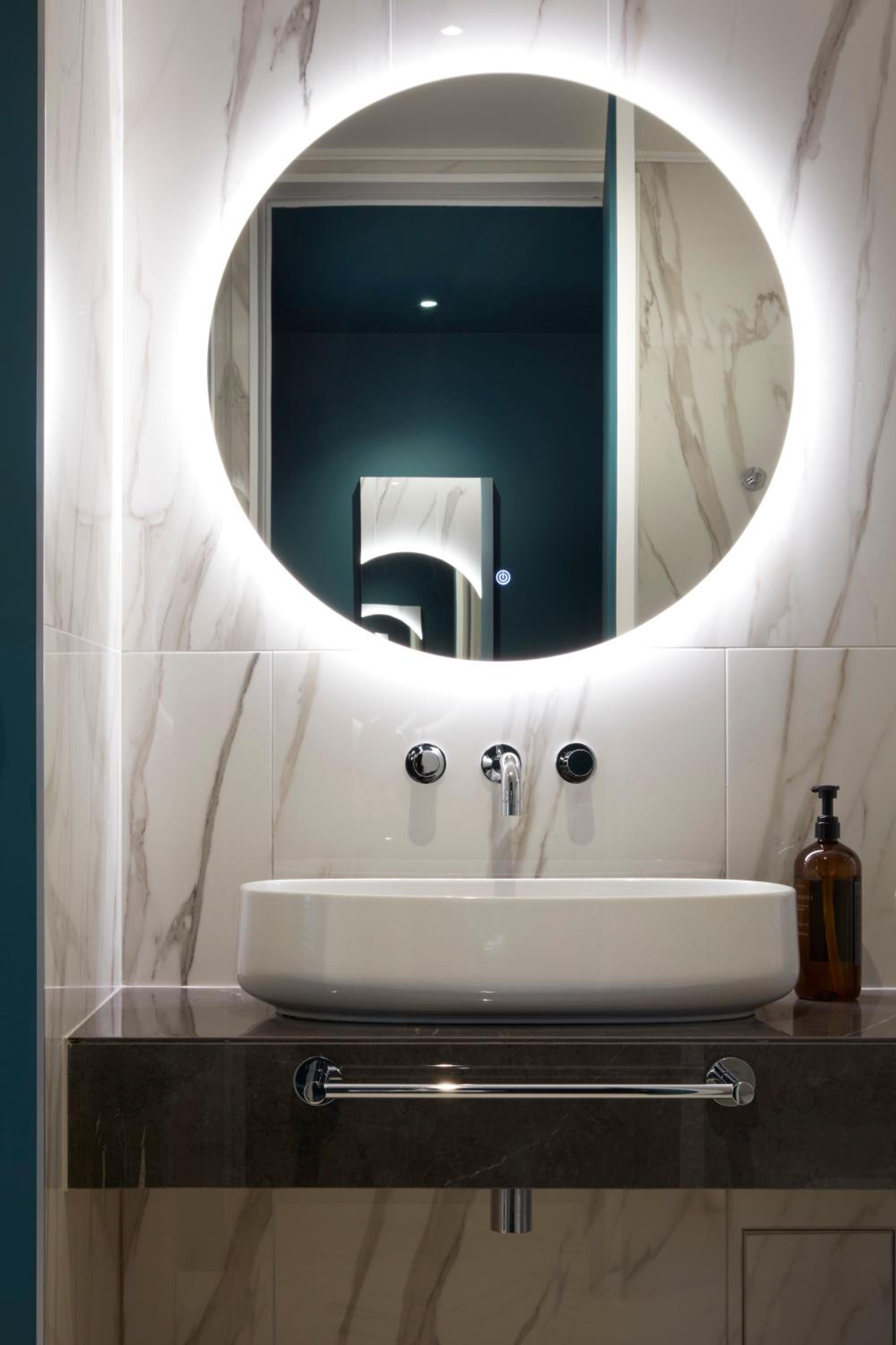 Deluxe King Suite - Photo 10