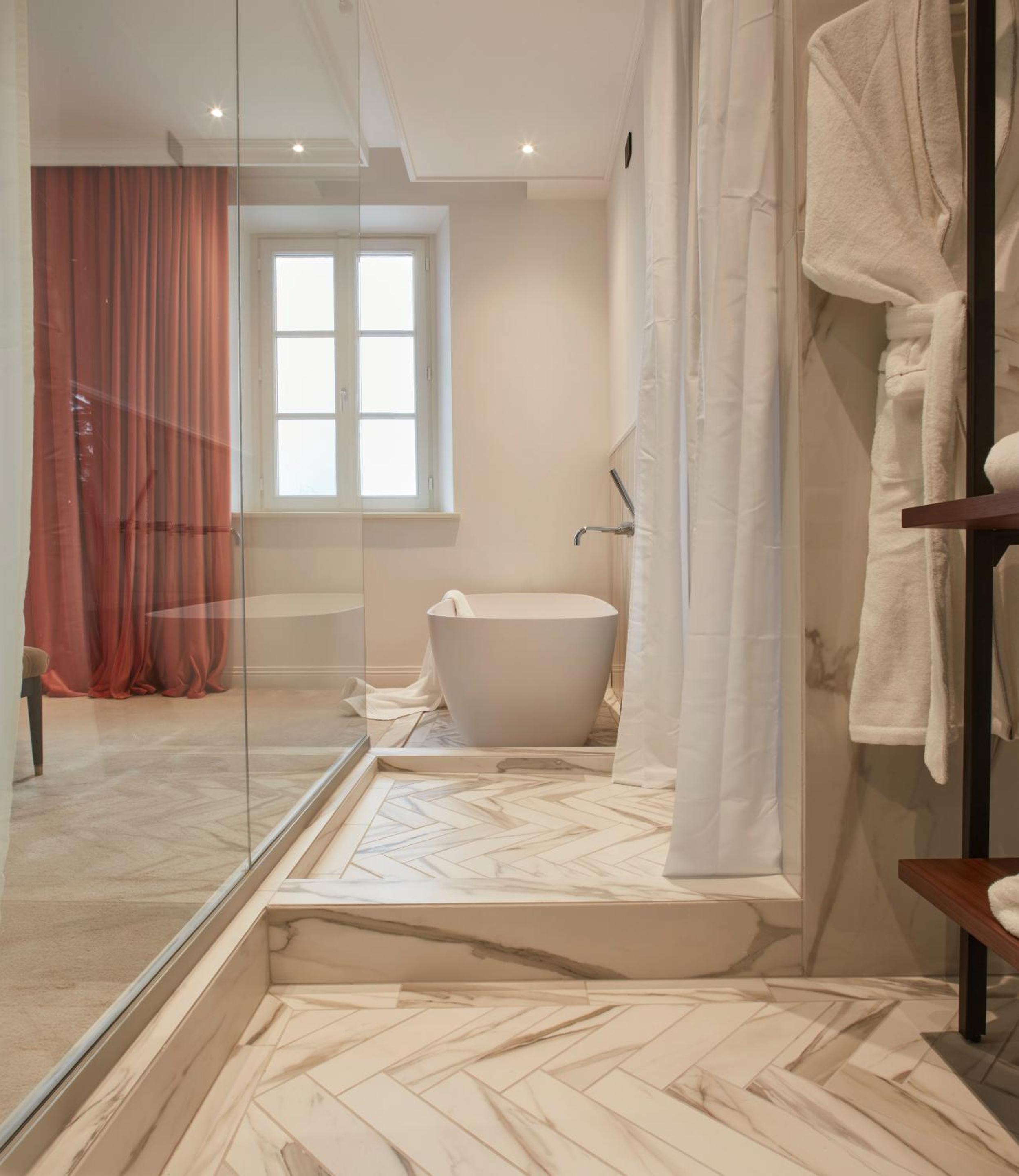 Deluxe King Suite - Photo 21