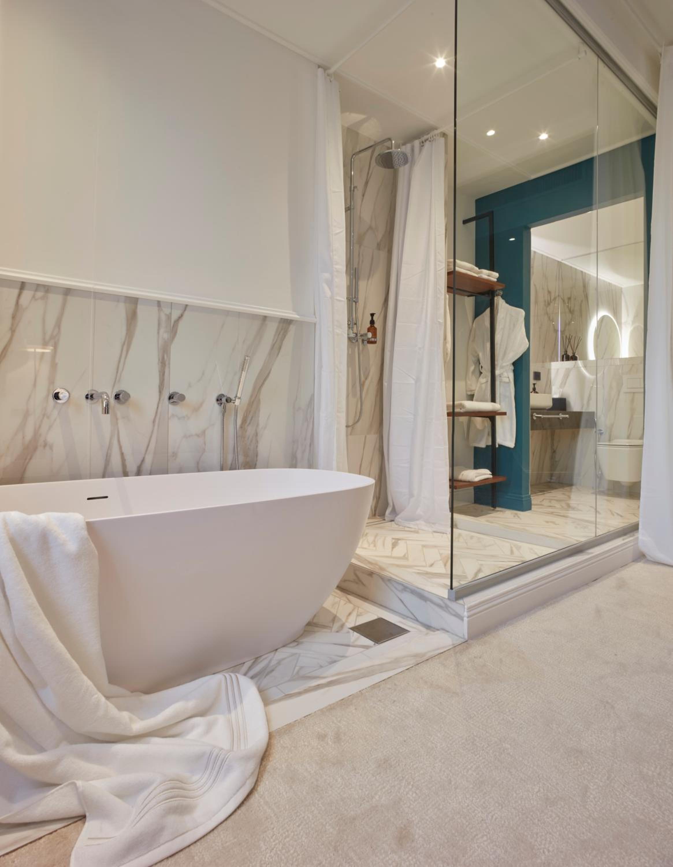 Deluxe King Suite - Photo 20