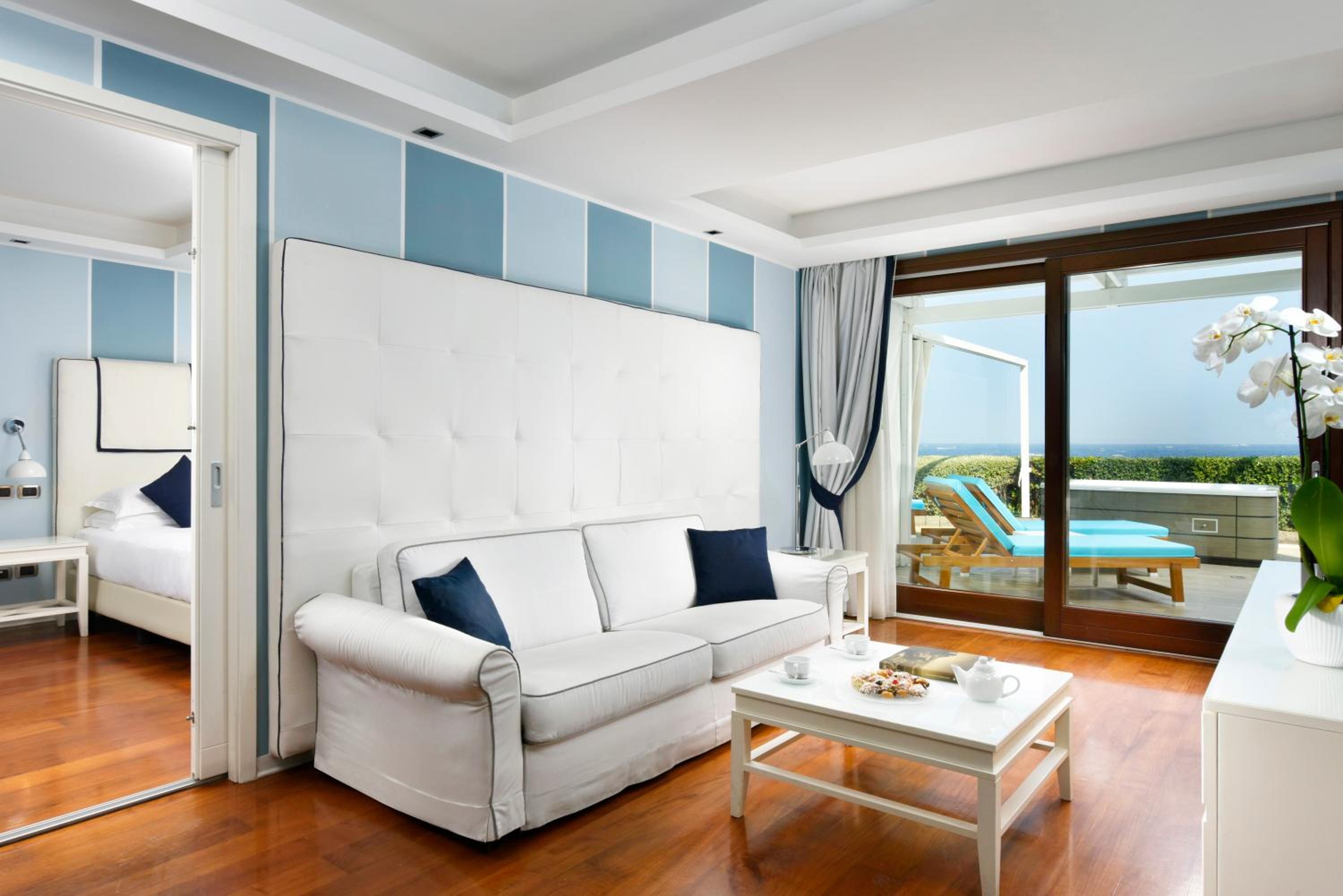 Suíte com Banheira de Hidromassagem e Vista para o Mar