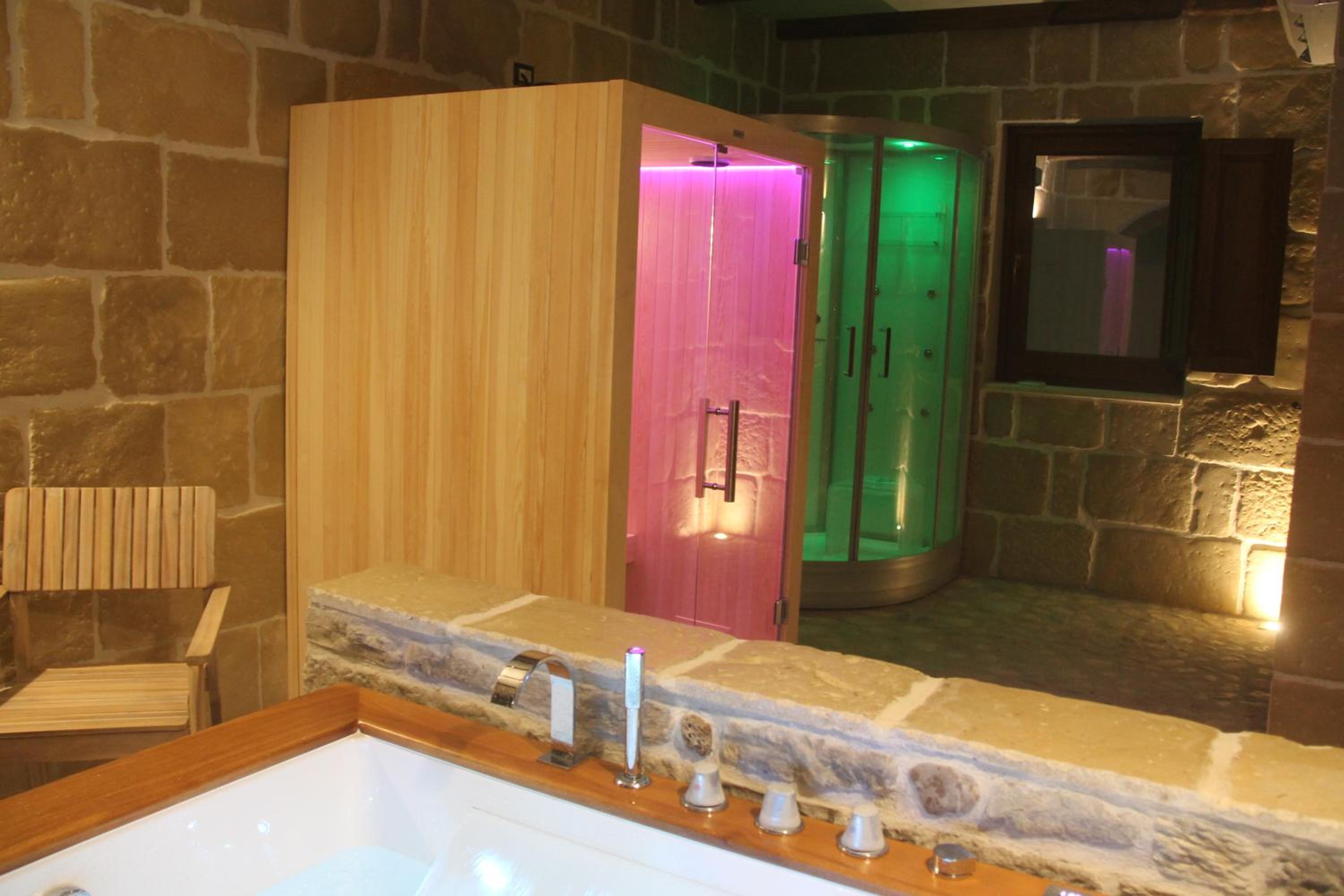 Suite with Hot Tub - Photo 10
