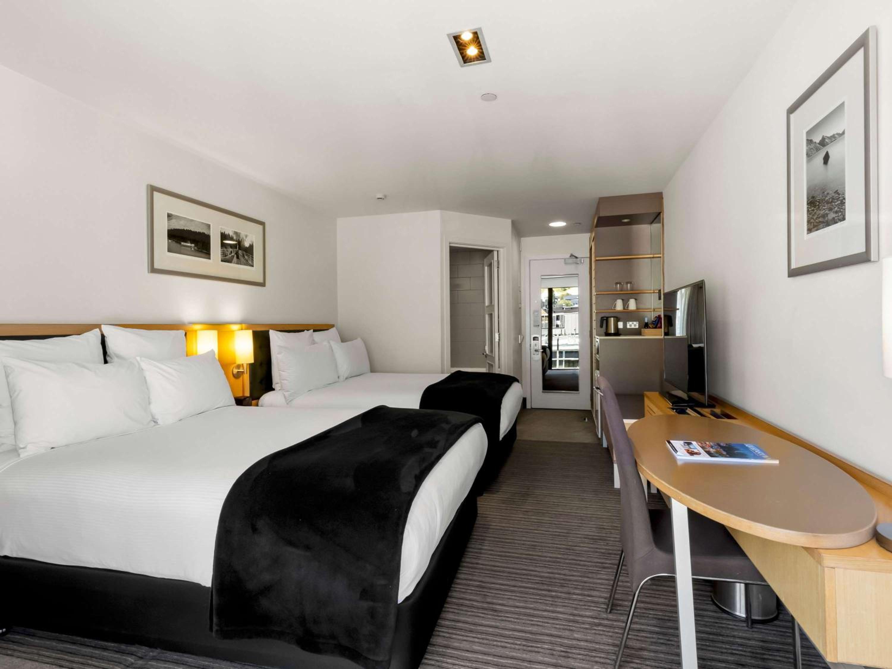 Lakeside Room with Two Double Beds - Photo 7