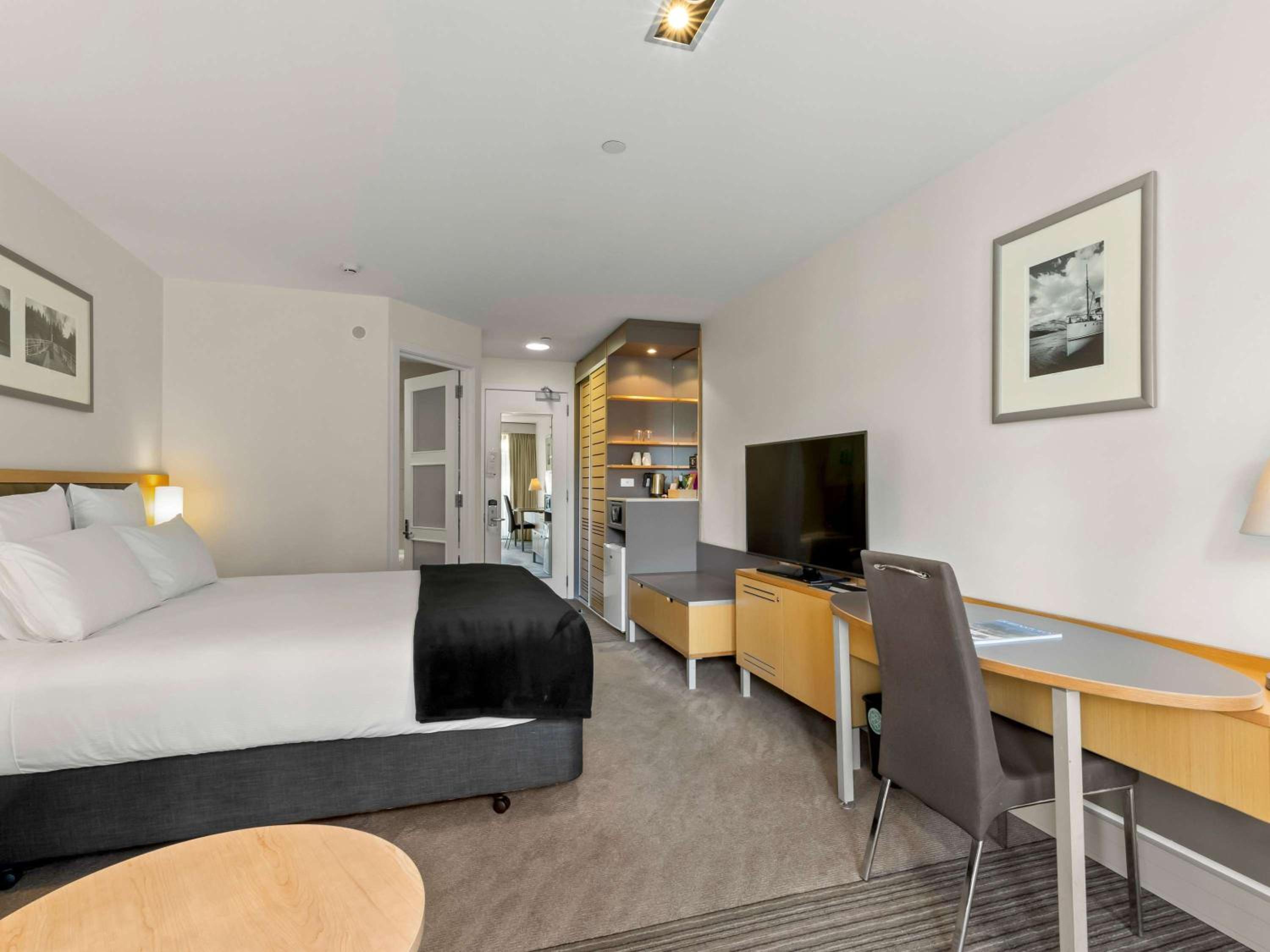 Standard King Room - Photo 7