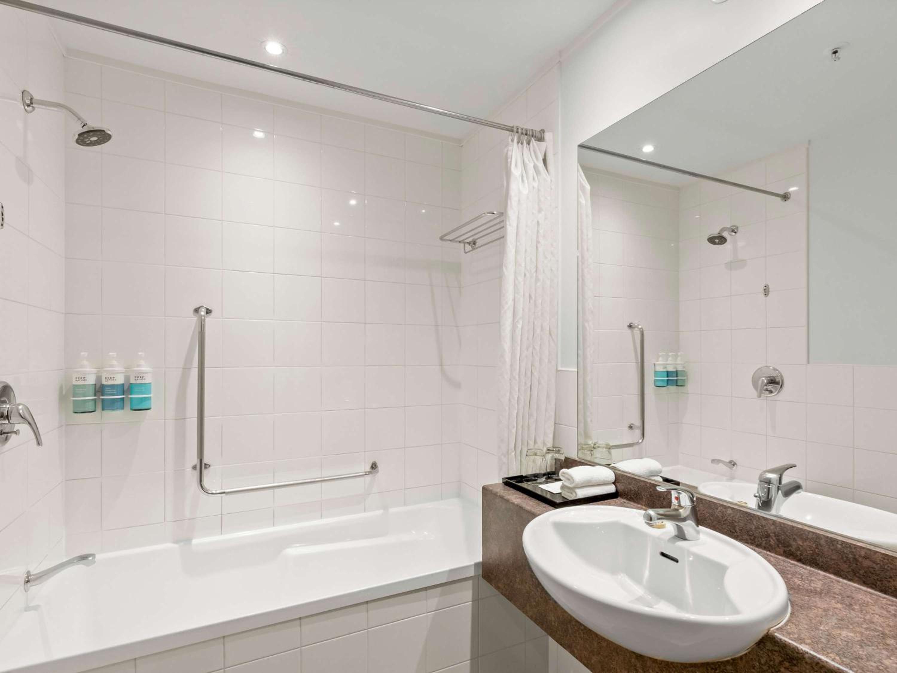 Standard Room with Two Double Beds - Photo 8