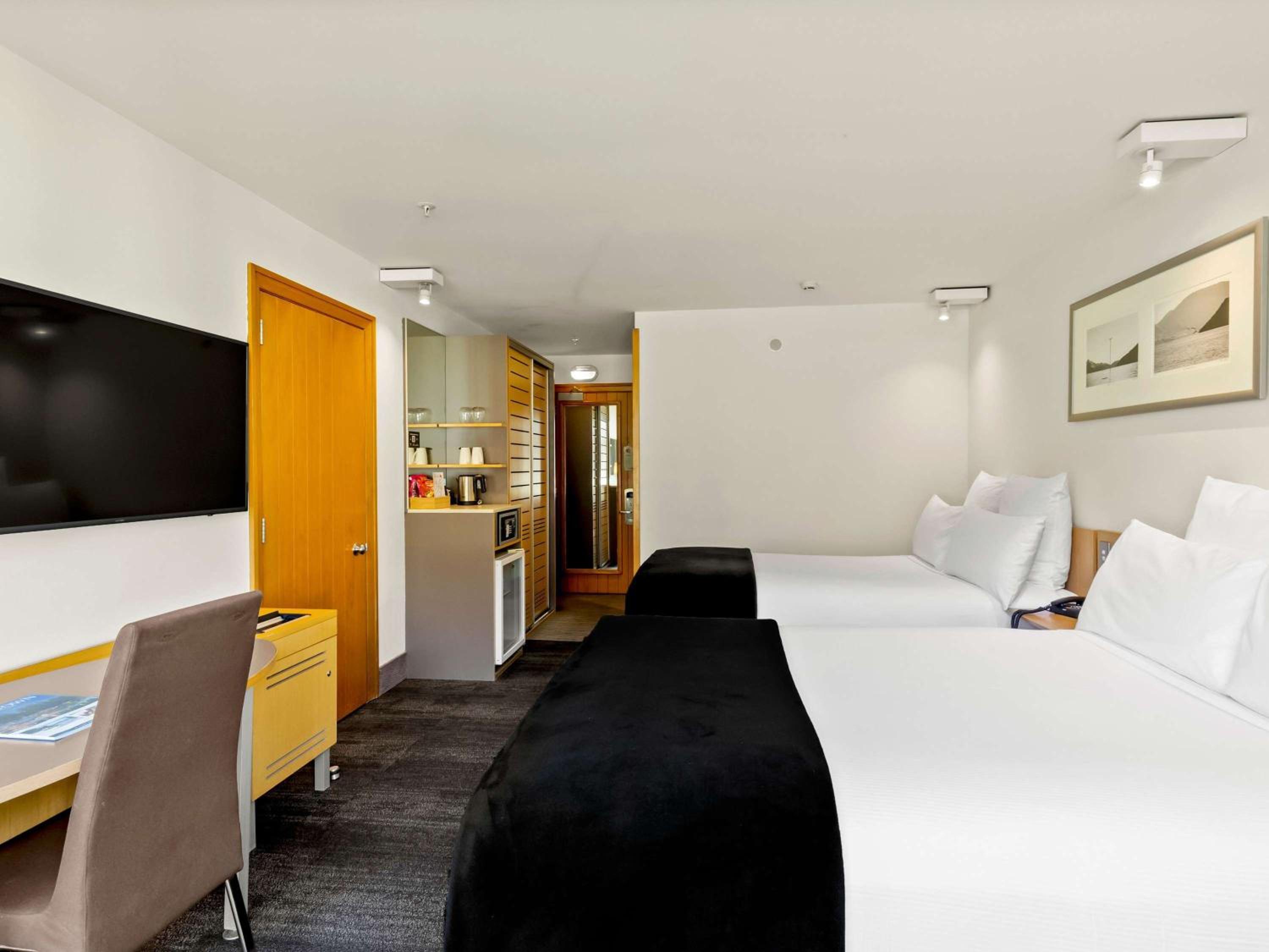 Standard Room with Two Double Beds - Photo 9