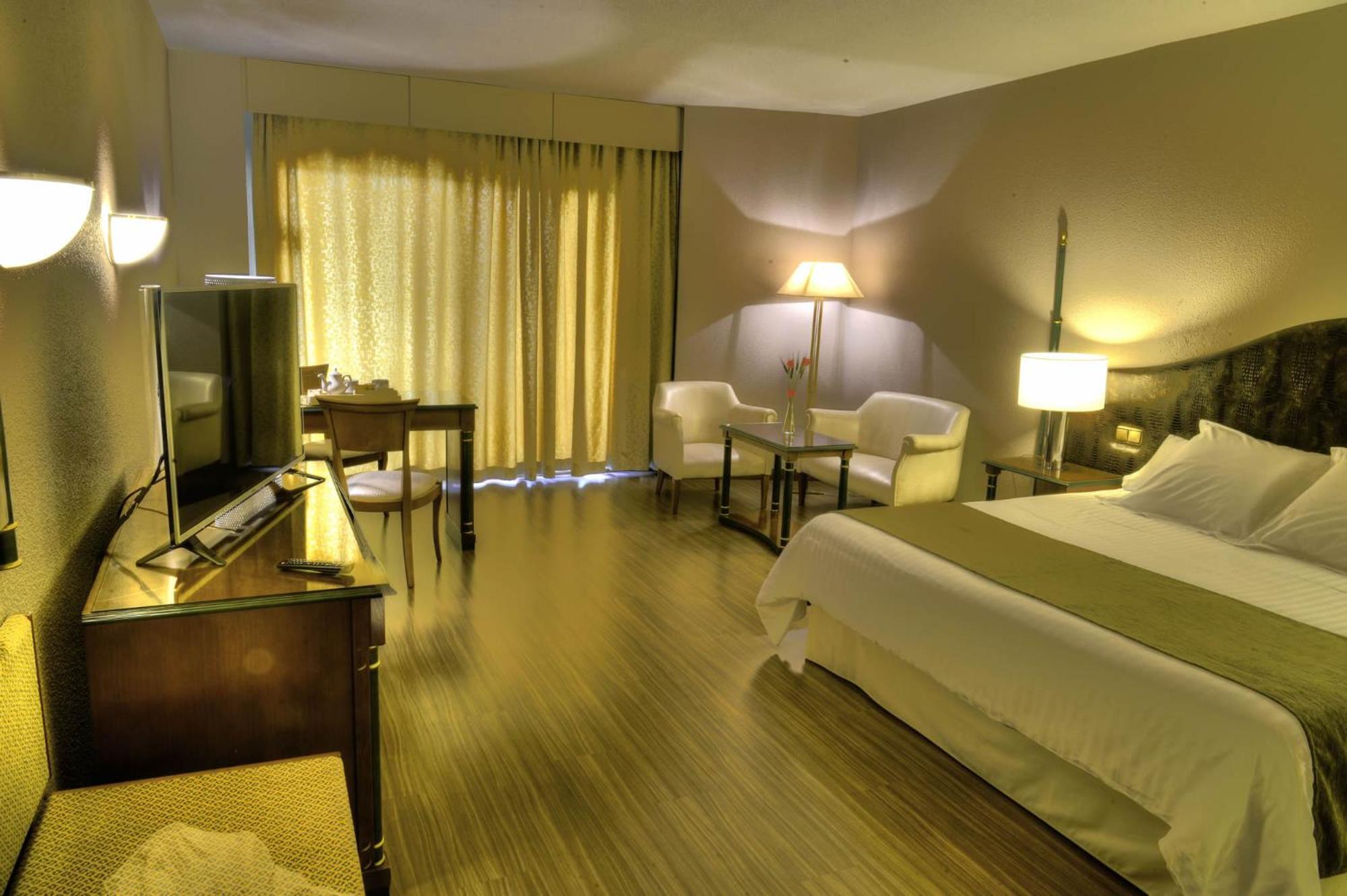 Double Room with City View - Photo 5