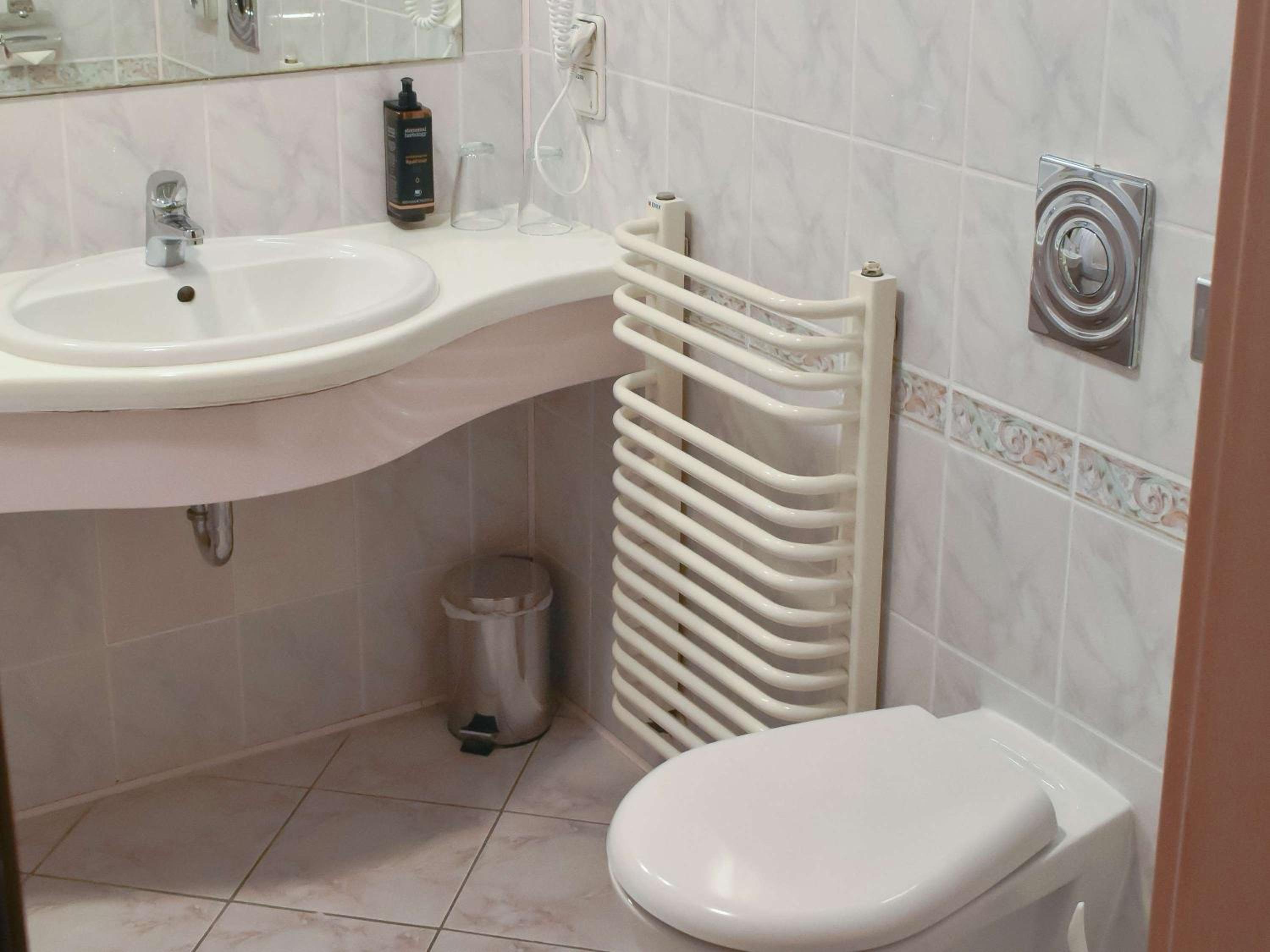 Standard Twin Room - Photo 8