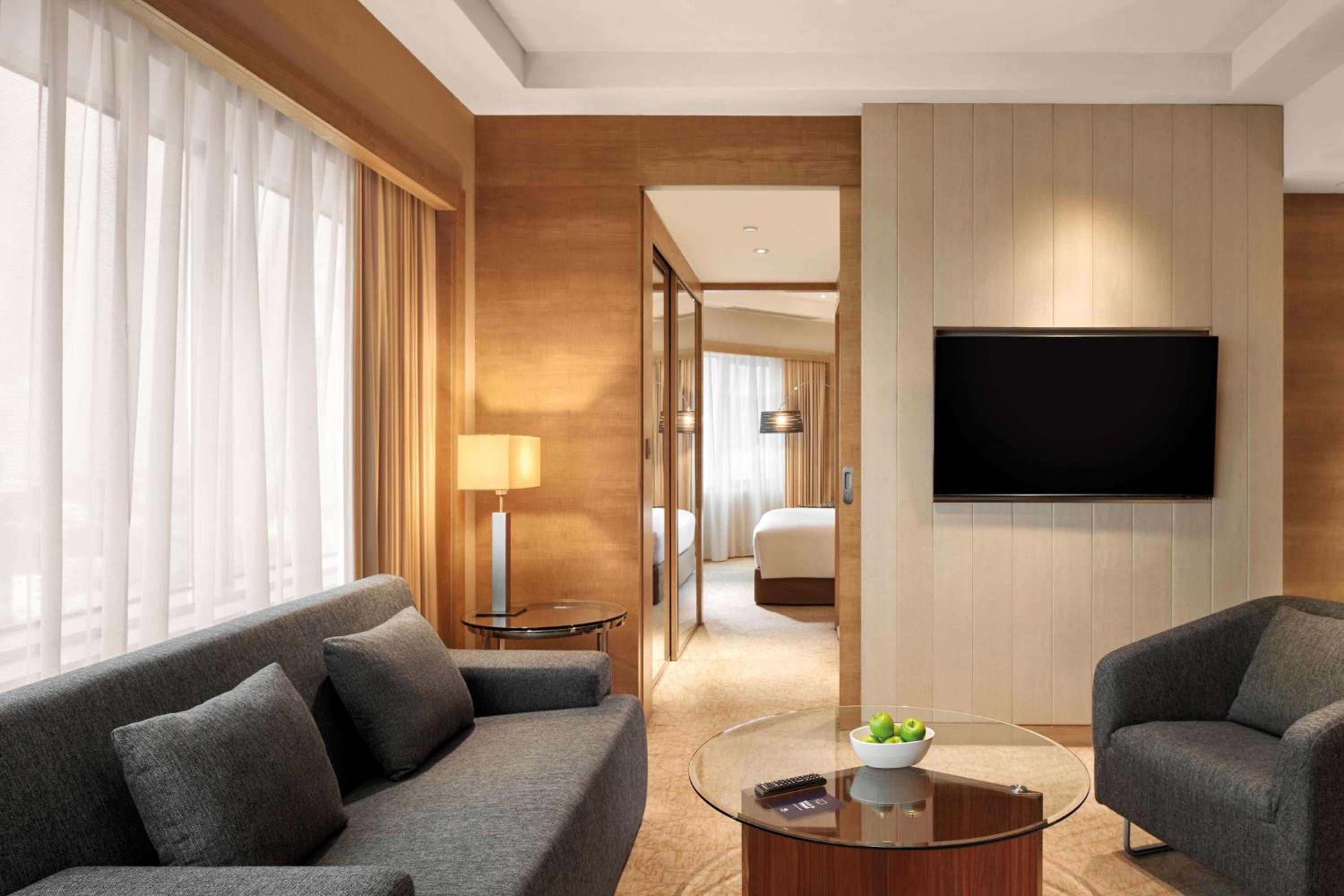 One-Bedroom Suite with Bathtub photo 3