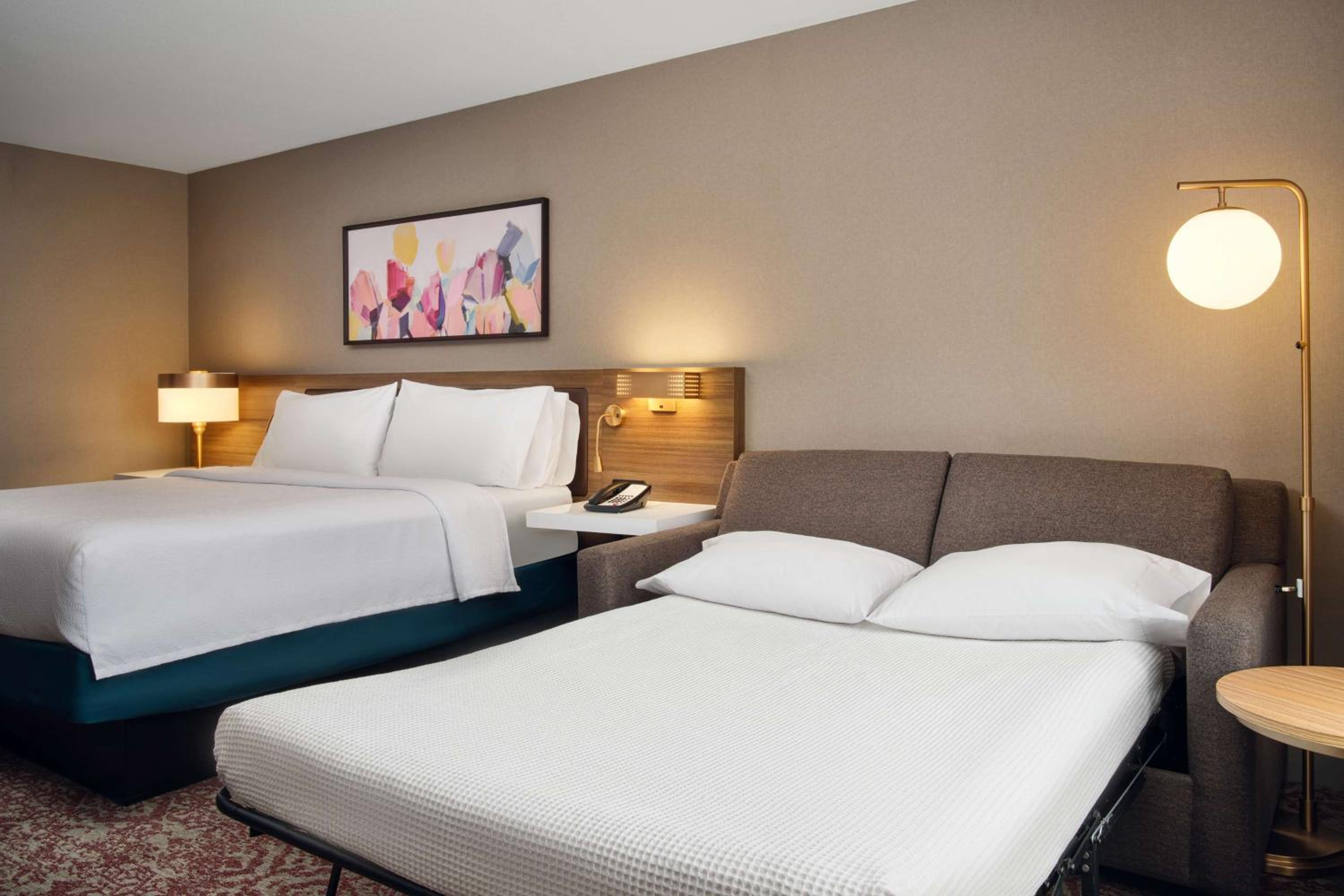 King Room with Sofa Bed - Non-Smoking - Photo 5