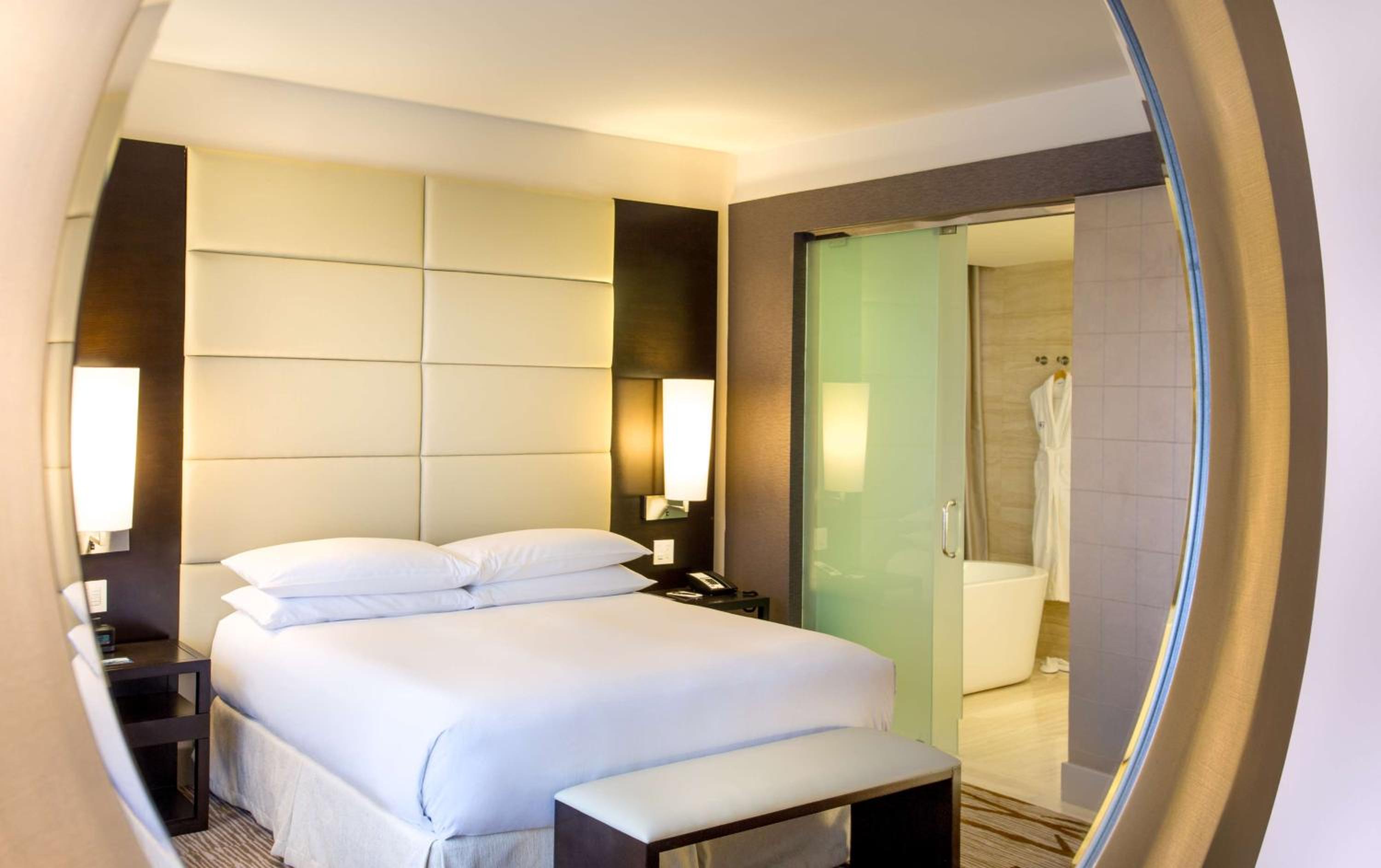 Junior King Suite with City View thumbnail 6