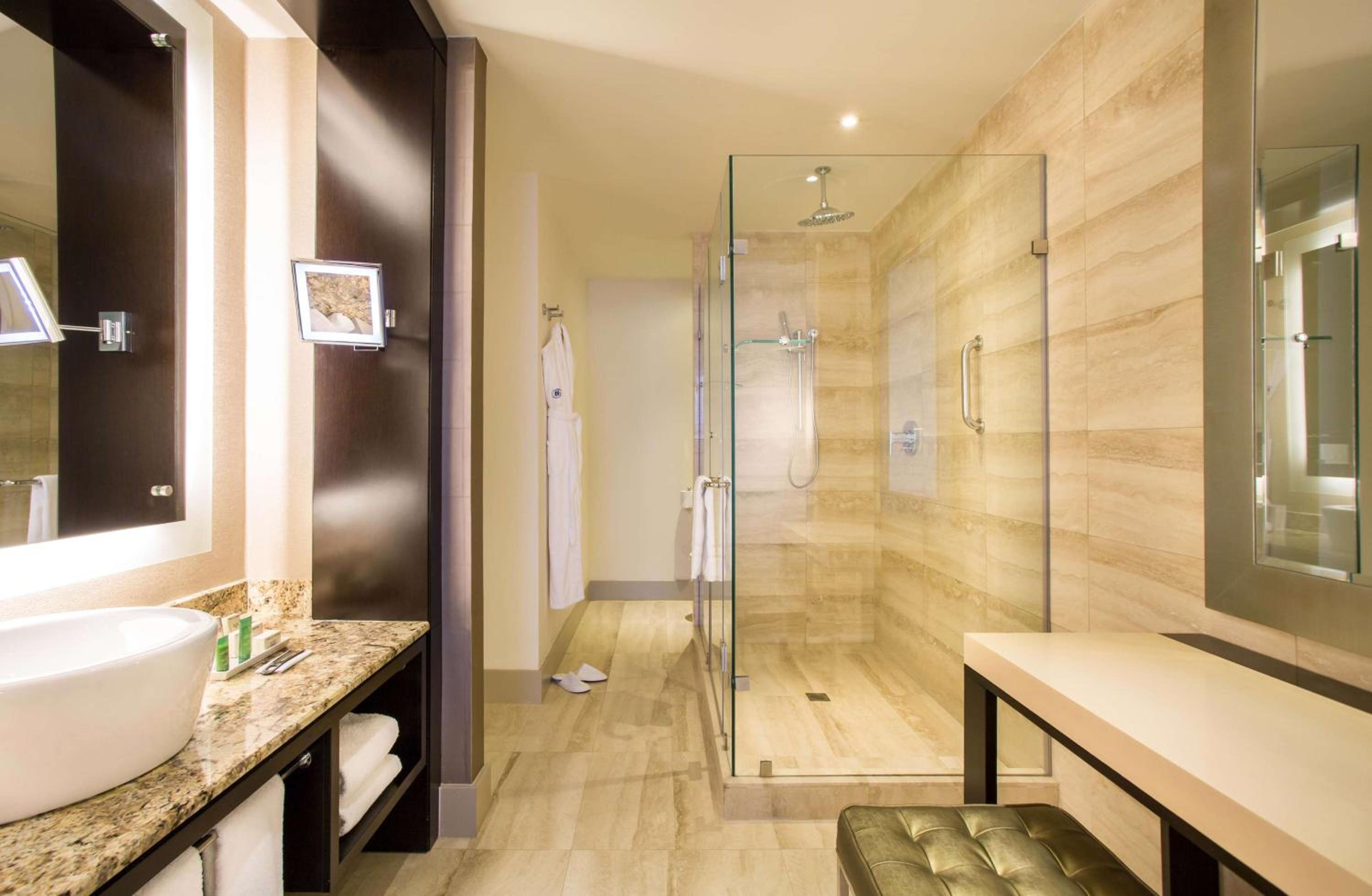 Premium Double Room with Two Double Beds and Ocean View thumbnail 5