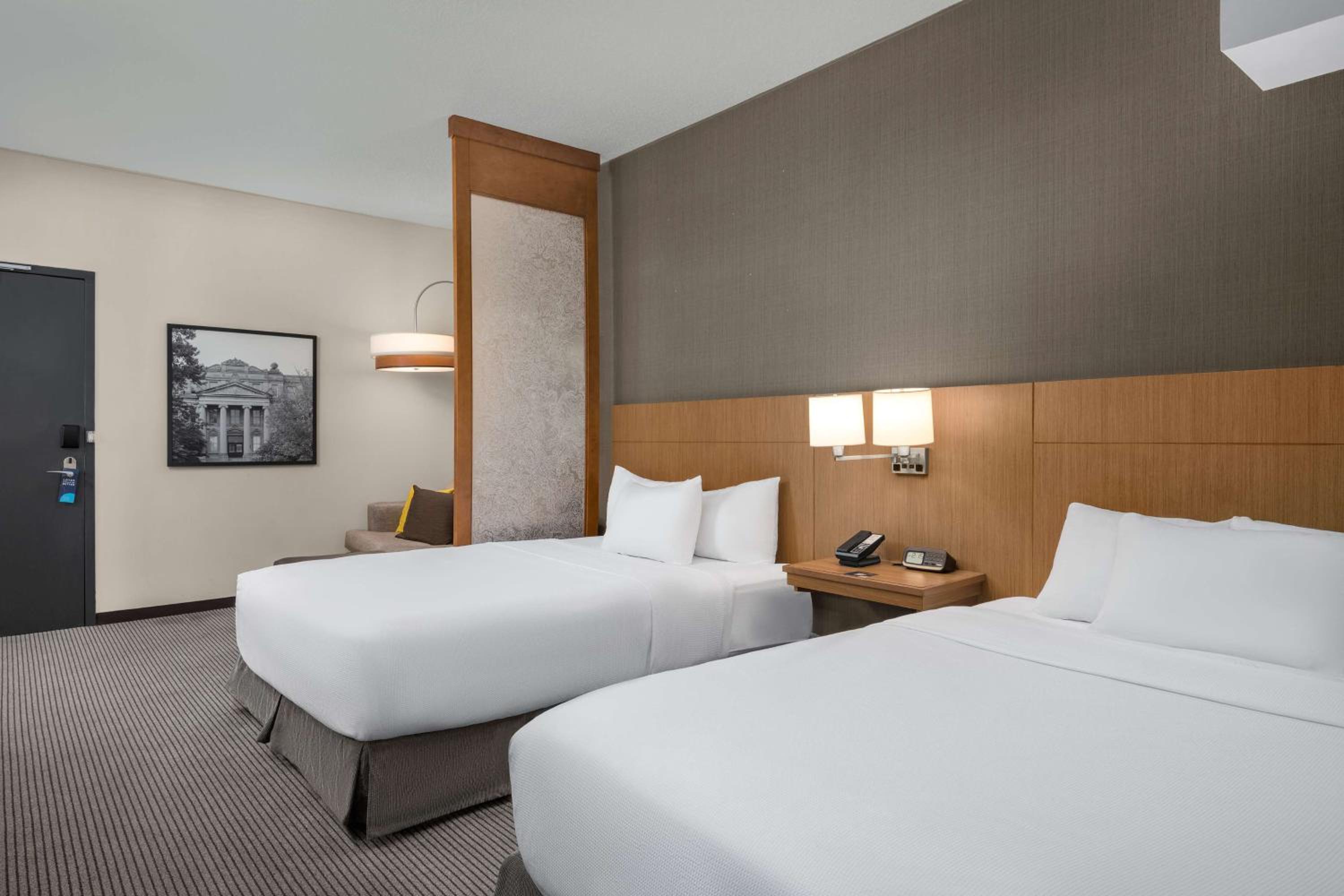 Double Queen Room with Accessible Tub and Sofa Bed photo 3