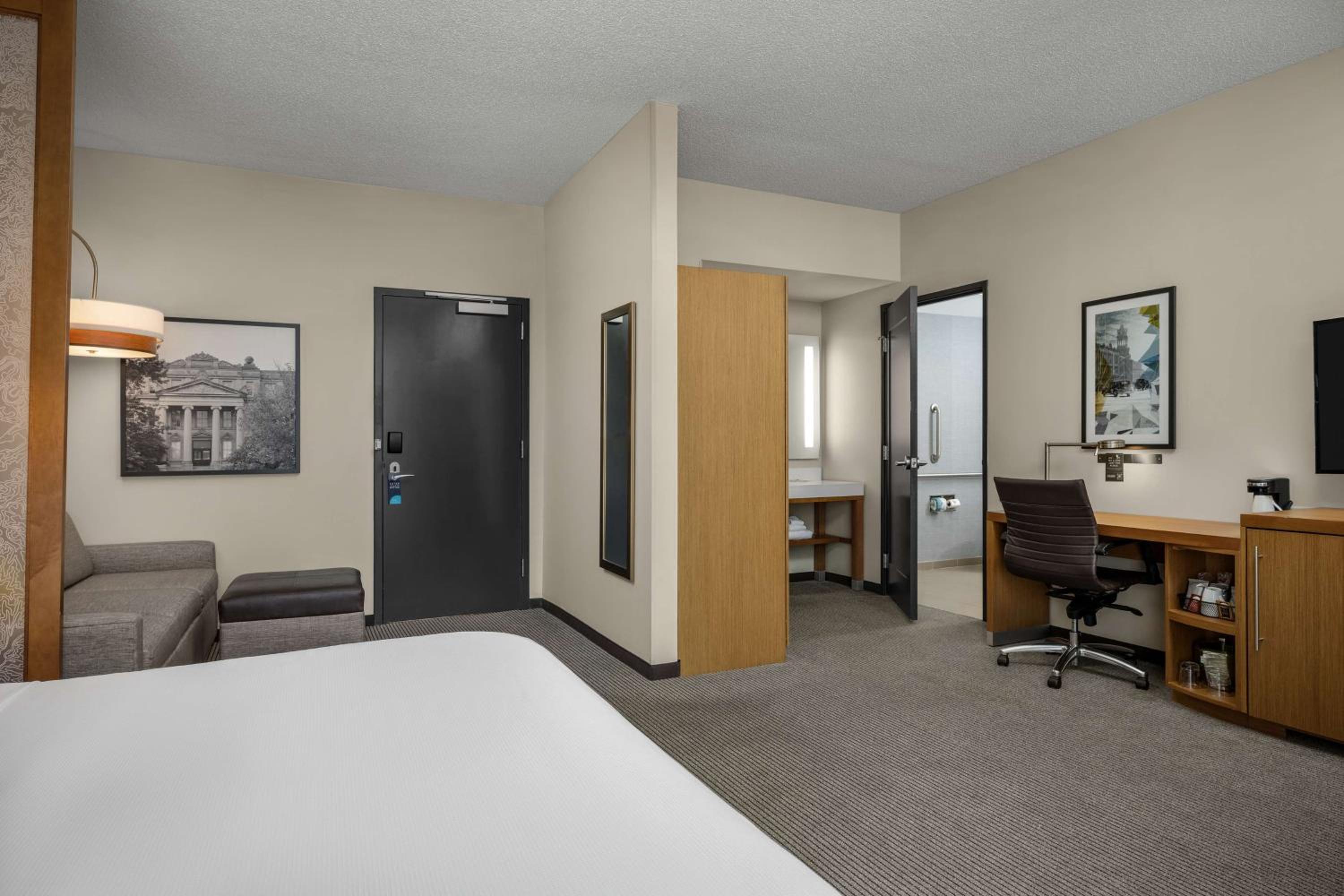 King Room with Sofa Bed and Accessible Roll-In Shower photo 2