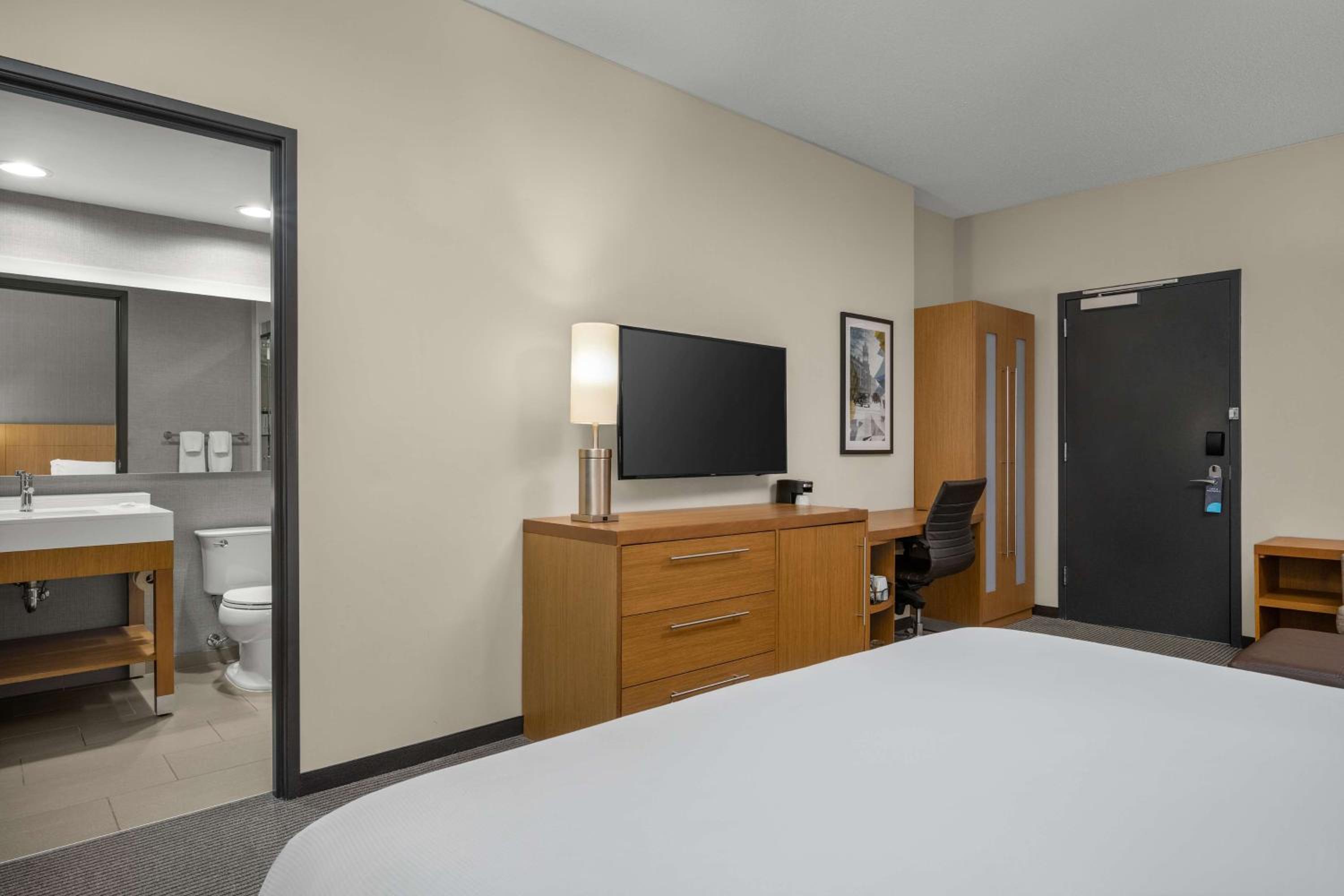King Room with Sofa Bed photo 3