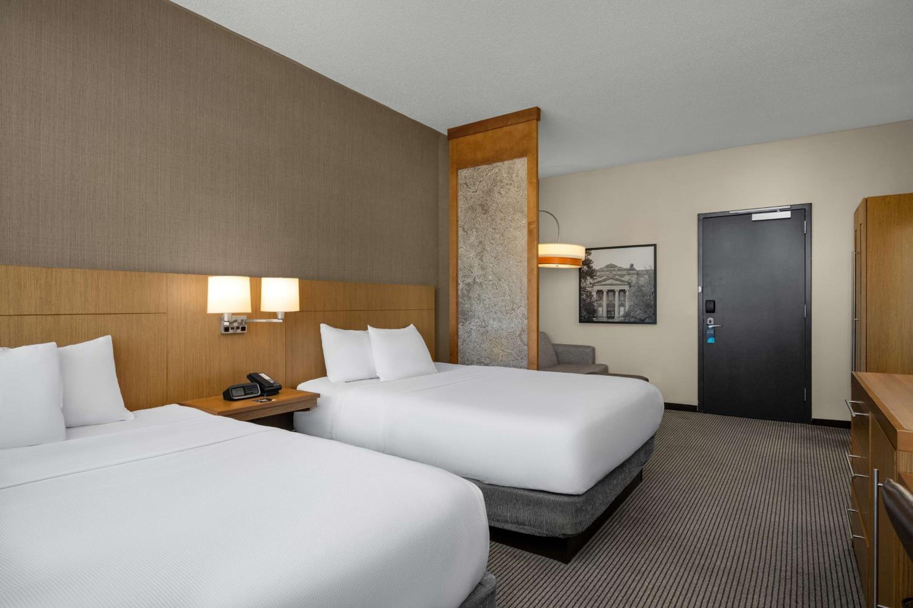 Double Queen Room with Sofa Bed - High Floor photo 2