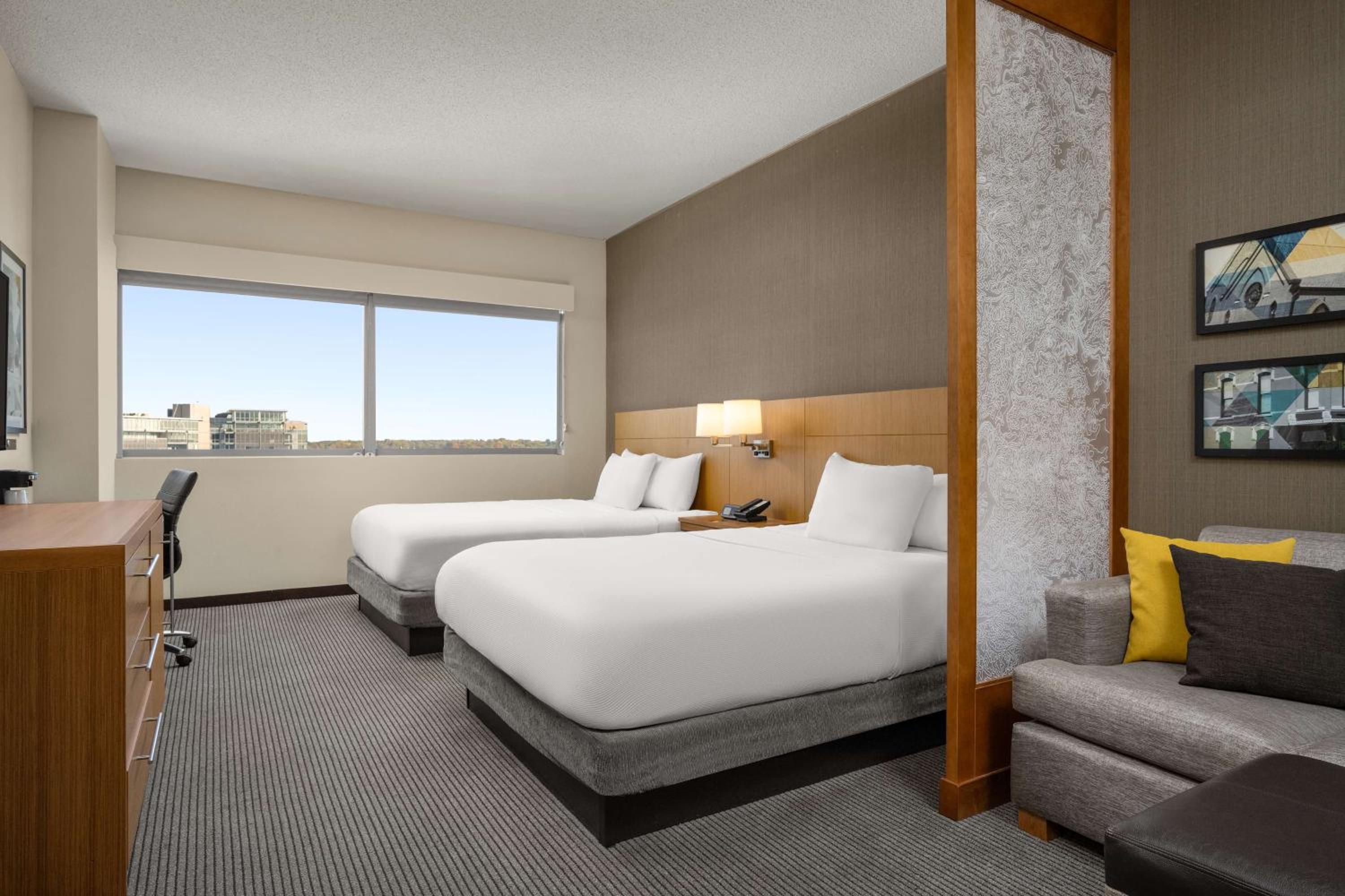 Double Queen Room with Sofa Bed - High Floor photo 1