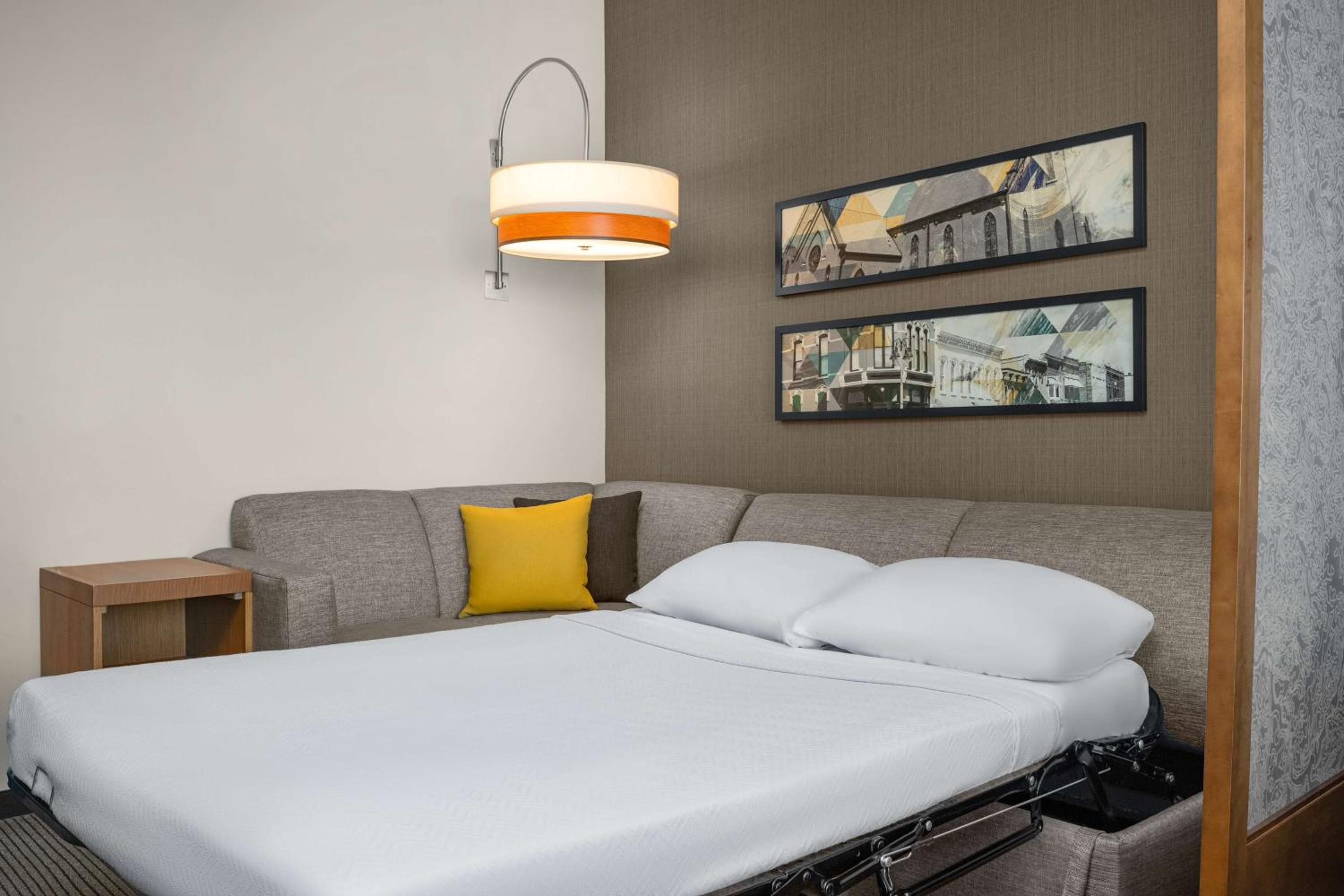 Double Queen Room with Sofa Bed - High Floor photo 3