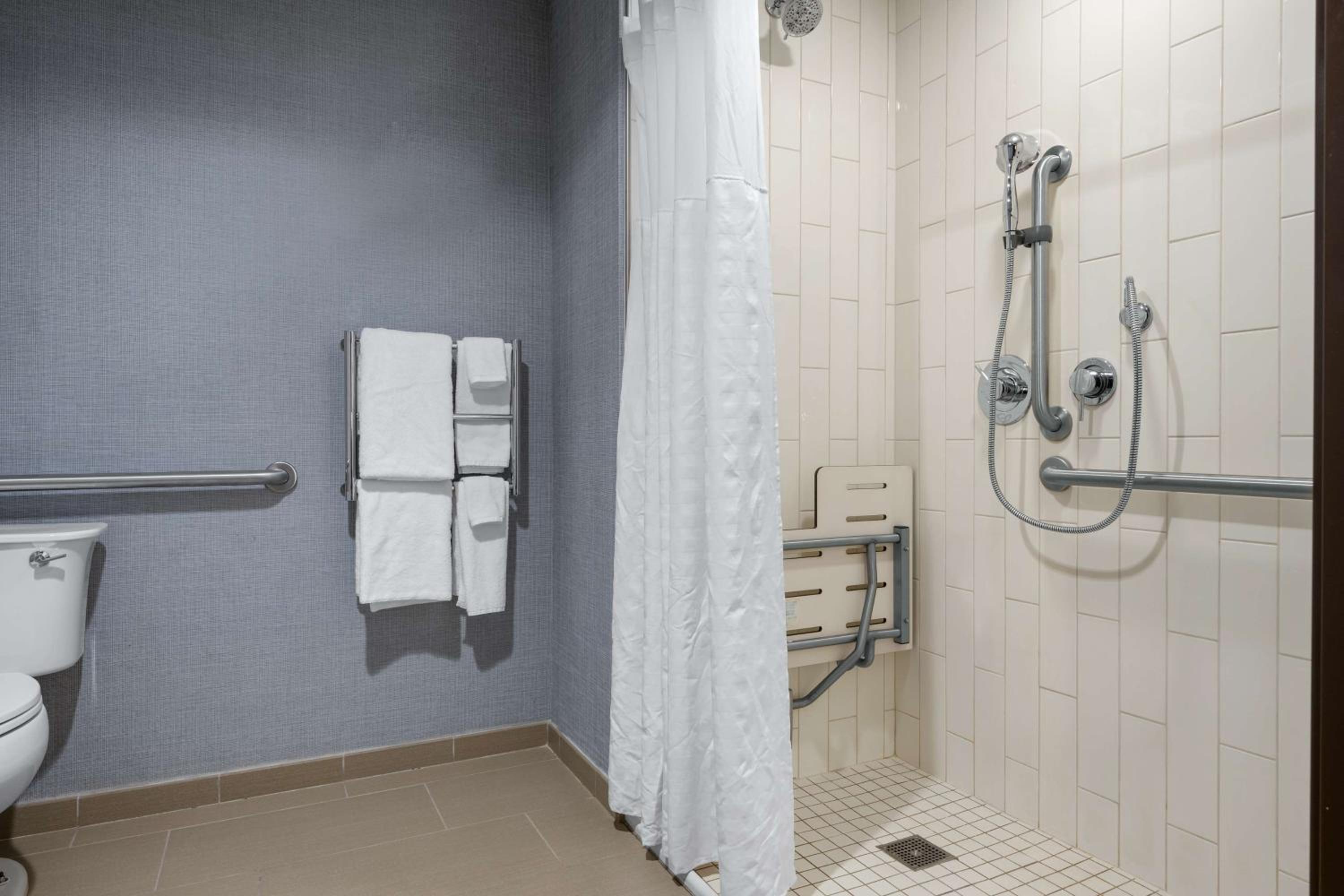 King Room with Sofa Bed and Accessible Roll-In Shower photo 3