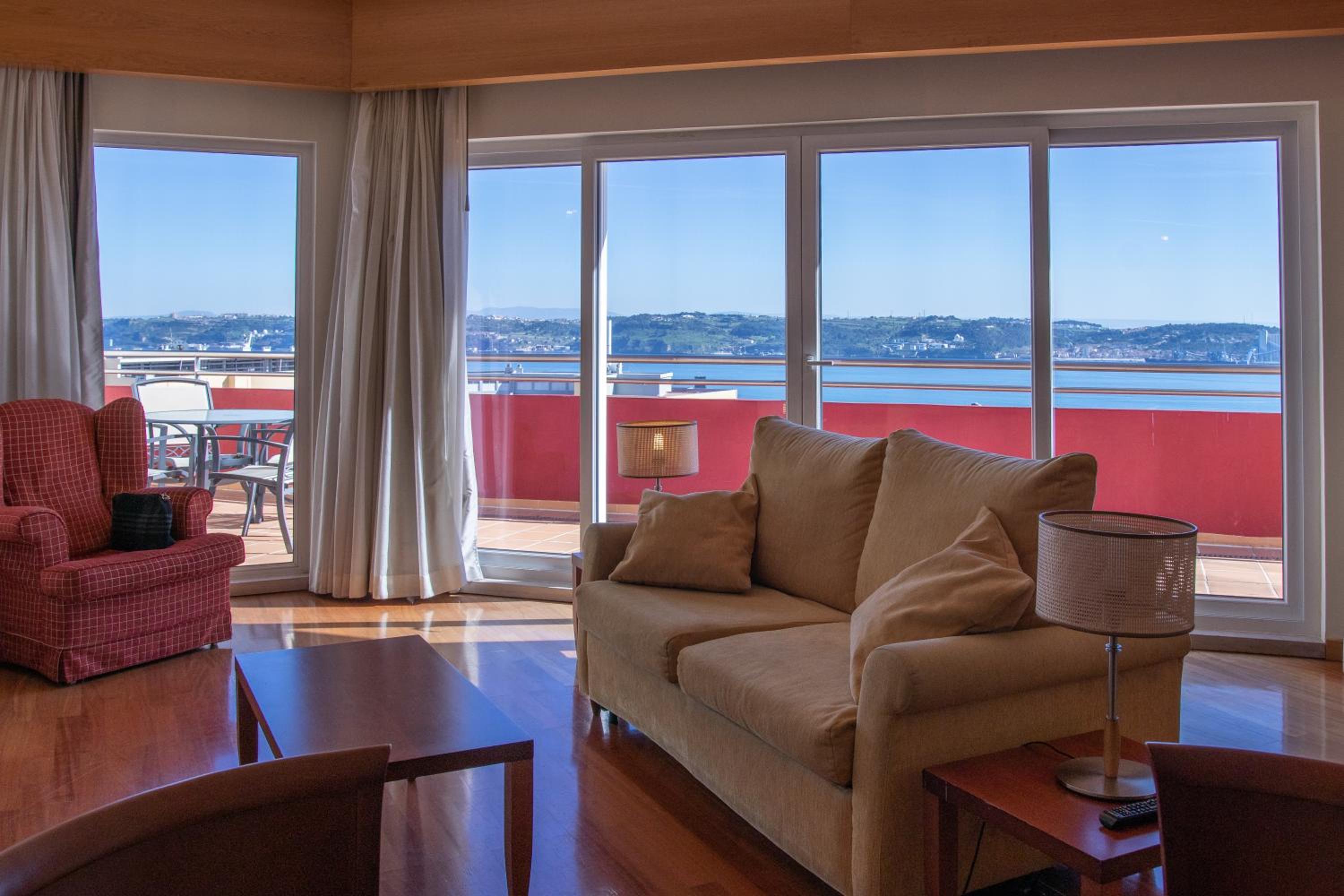 Two-Bedroom Apartment with Sea and Pool View - Photo 4