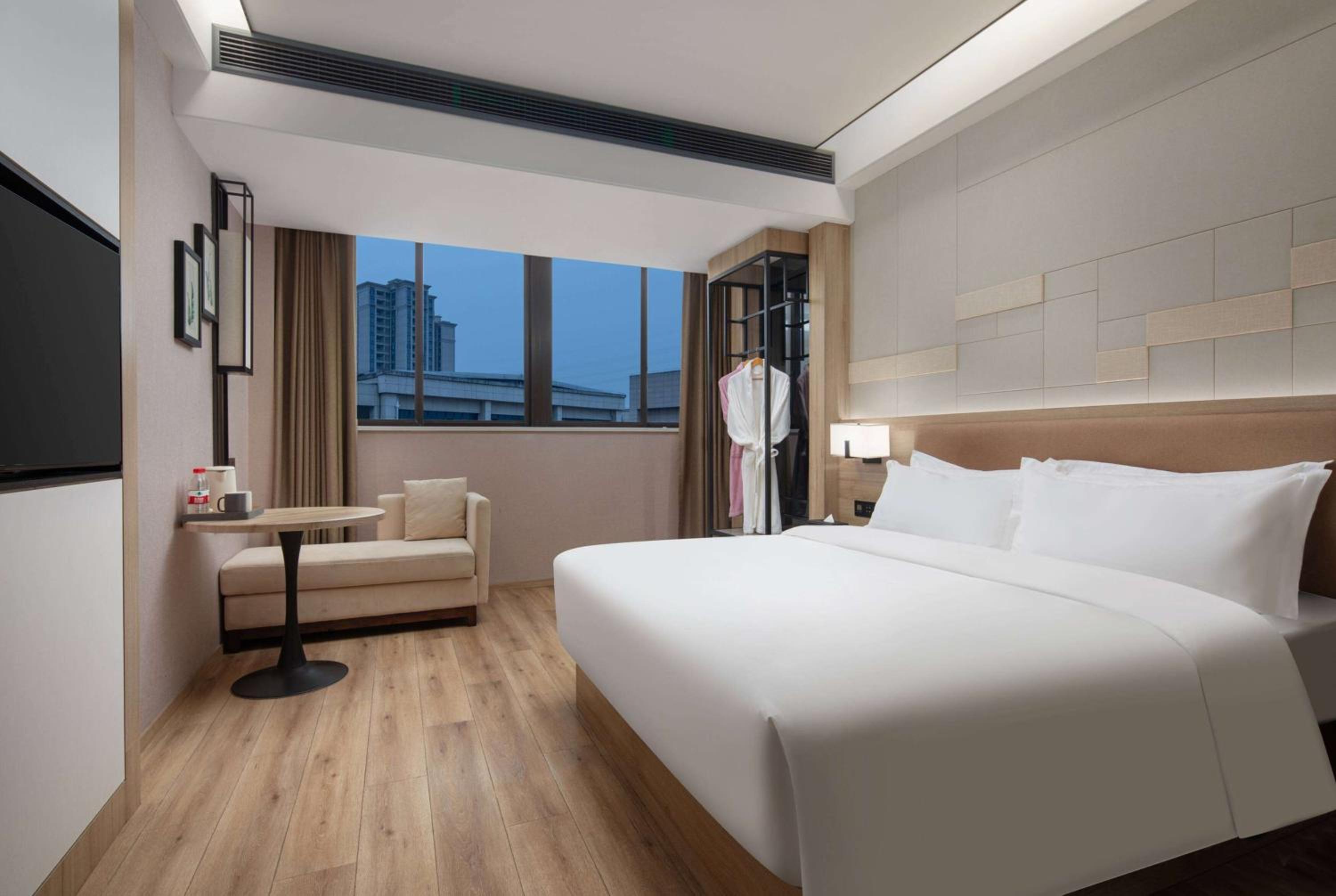 Business King Room - Non-Smoking photo 1