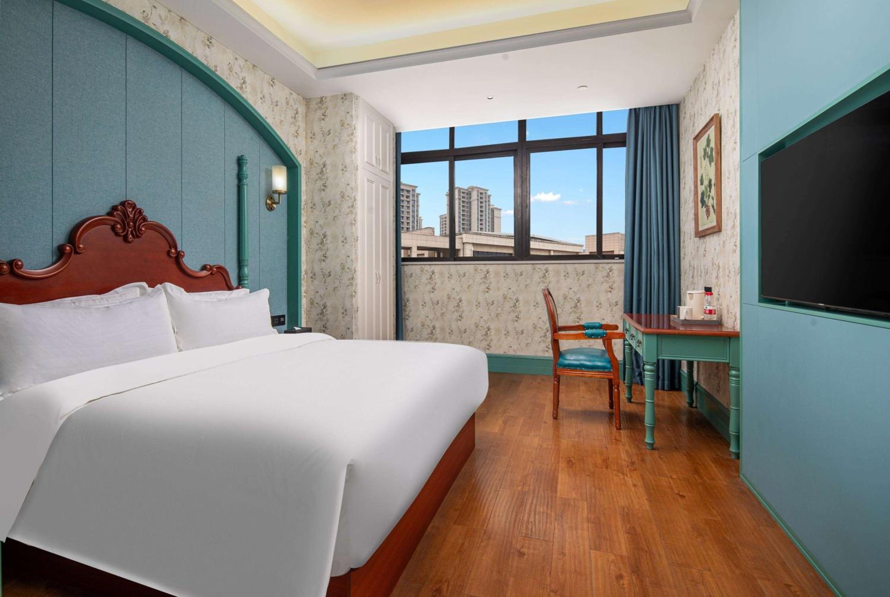 Deluxe King Room - Non-Smoking photo 1