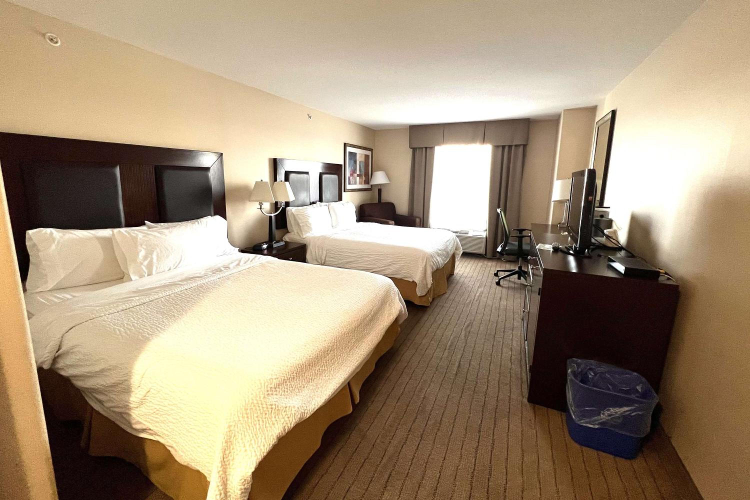 Queen Room with Two Queen Beds - Non-Smoking - Photo 2