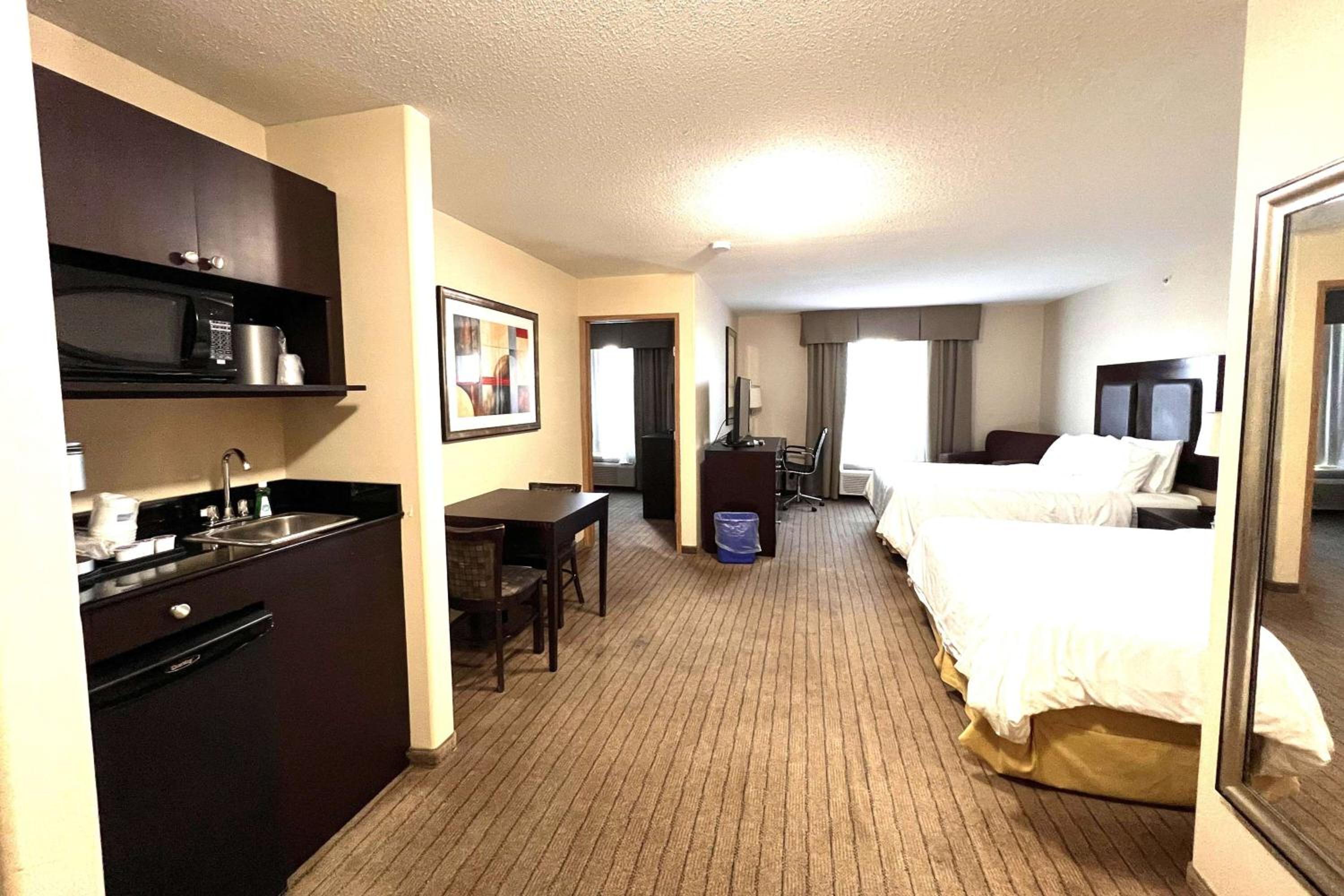Family Suite with Two Queen Beds - Non-Smoking - Photo 2